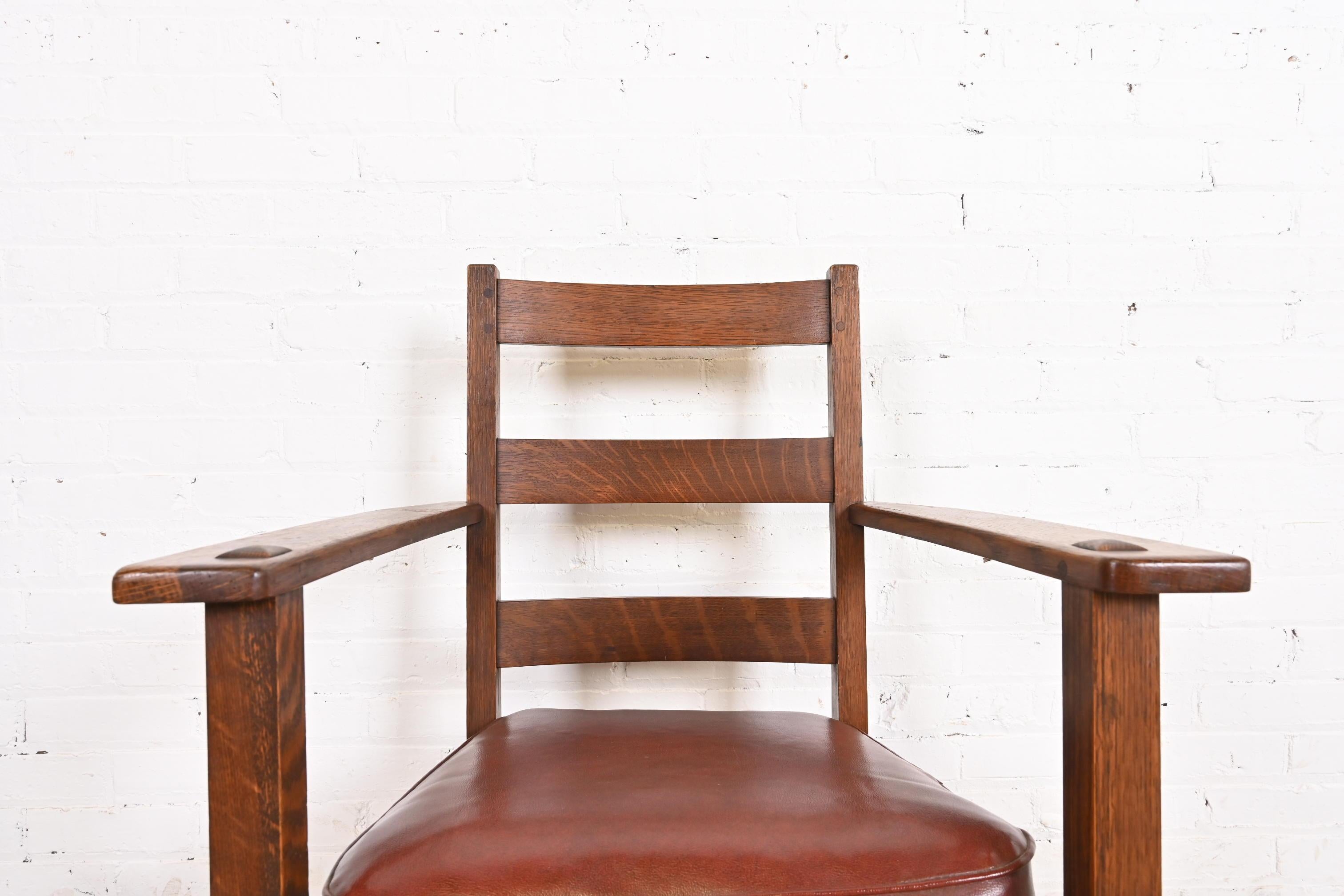 L. & J. G. Stickley Sillón antiguo Mission Arts & Crafts de roble con respaldo de escalera Tapicería en venta