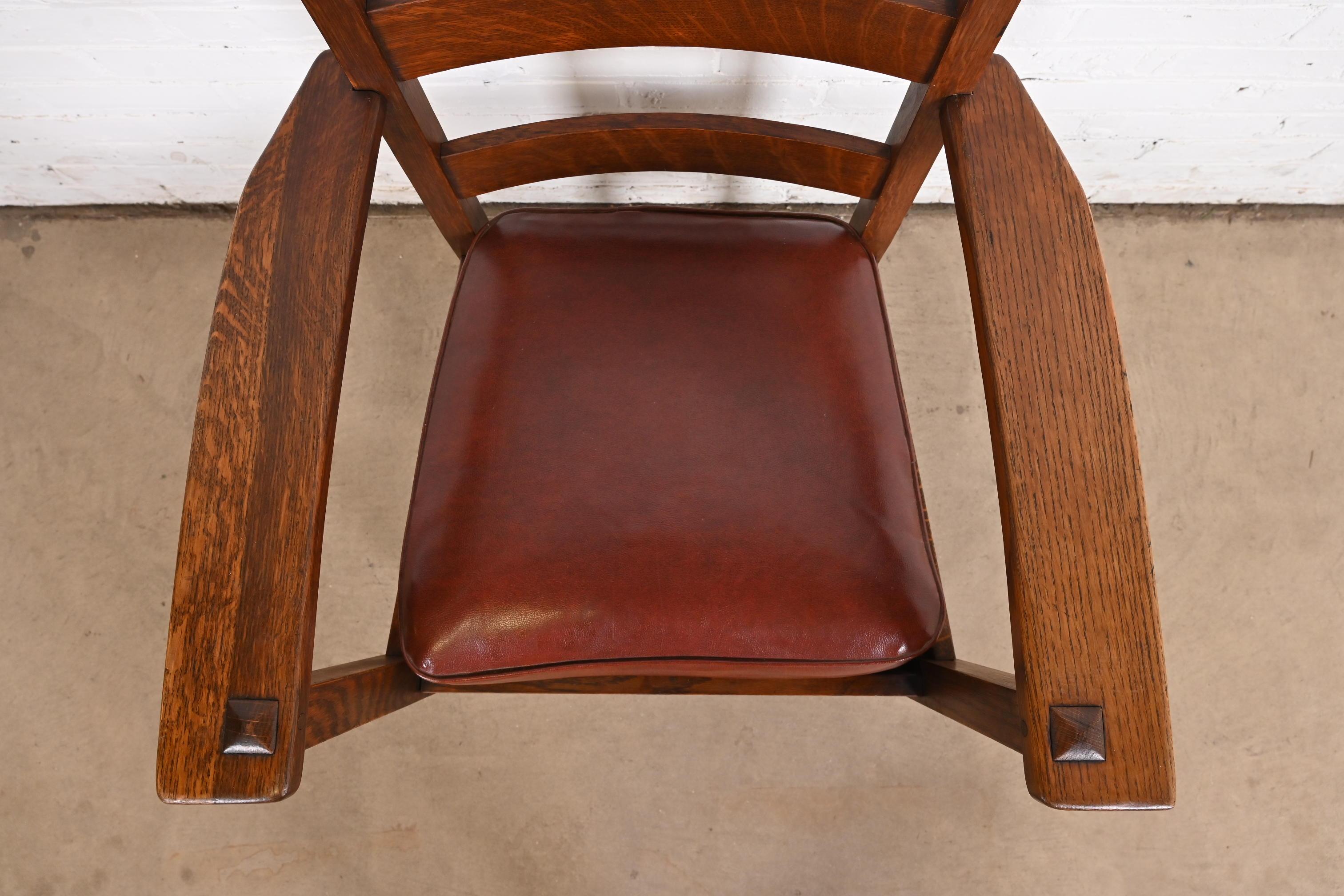 L. & J. G. Stickley Sillón antiguo Mission Arts & Crafts de roble con respaldo de escalera en venta 1