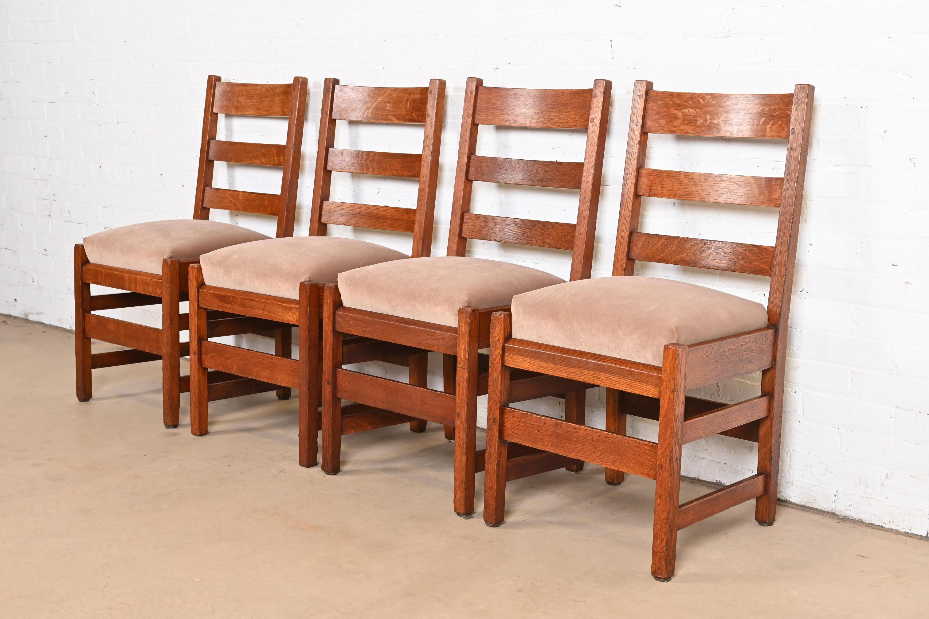 Un eccezionale set di quattro sedie da pranzo d'epoca Mission o Arts & Crafts con schienale a scaletta

Da L. & G. J. Stickley

USA, circa 1900

Telaio in rovere massiccio segato a quarto, con sedili imbottiti.

Misure: 18,25