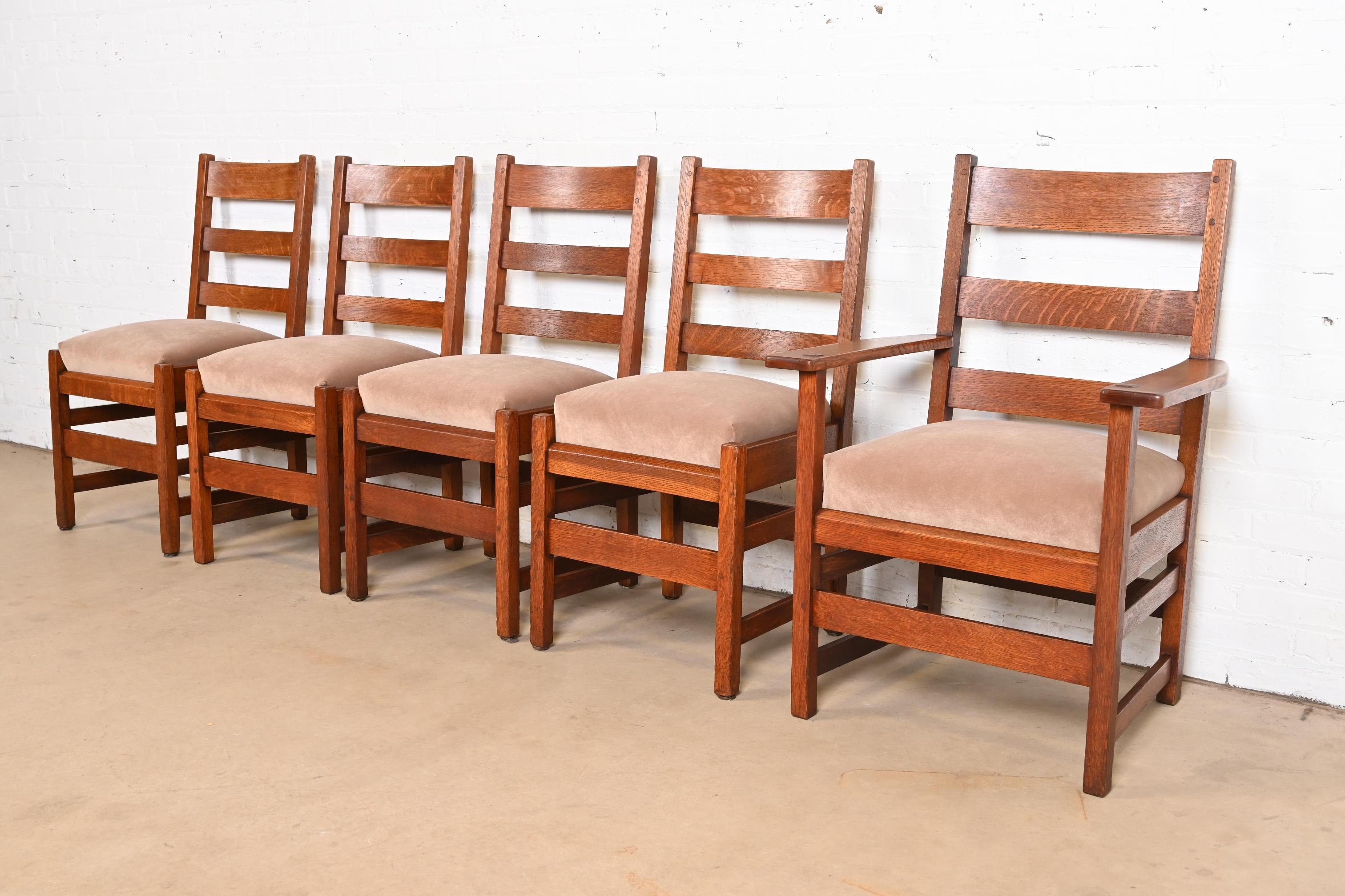 Un eccezionale set di cinque sedie da pranzo con schienale a scaletta di epoca Mission o Arts & Crafts

Da L. & G. J. Stickley

USA, circa 1900

Telaio in rovere massiccio segato a quarto, con sedili imbottiti.

Misure: 
Sedie laterali: 18,25