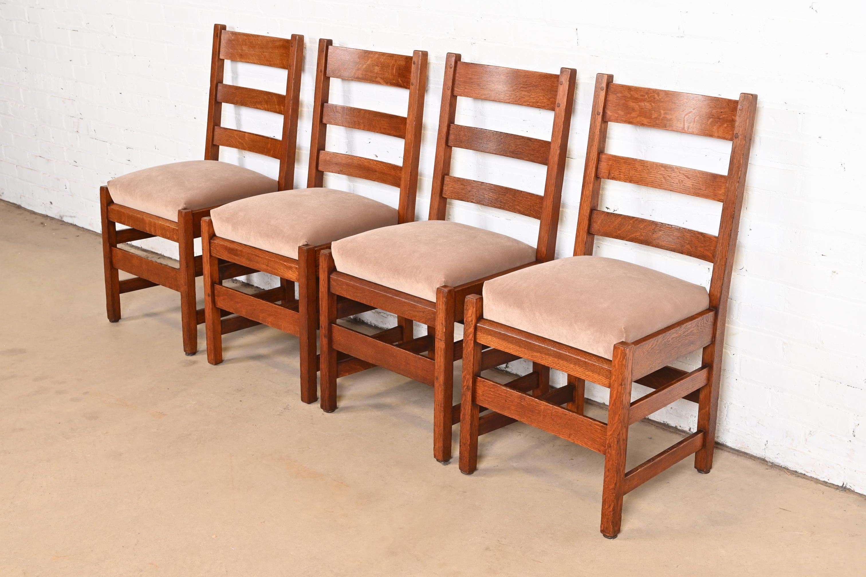 Arts and Crafts L.L.A. e G.G. Stickley Sedie da pranzo con schienale a scaletta in Oak Mission Arts & Crafts in vendita
