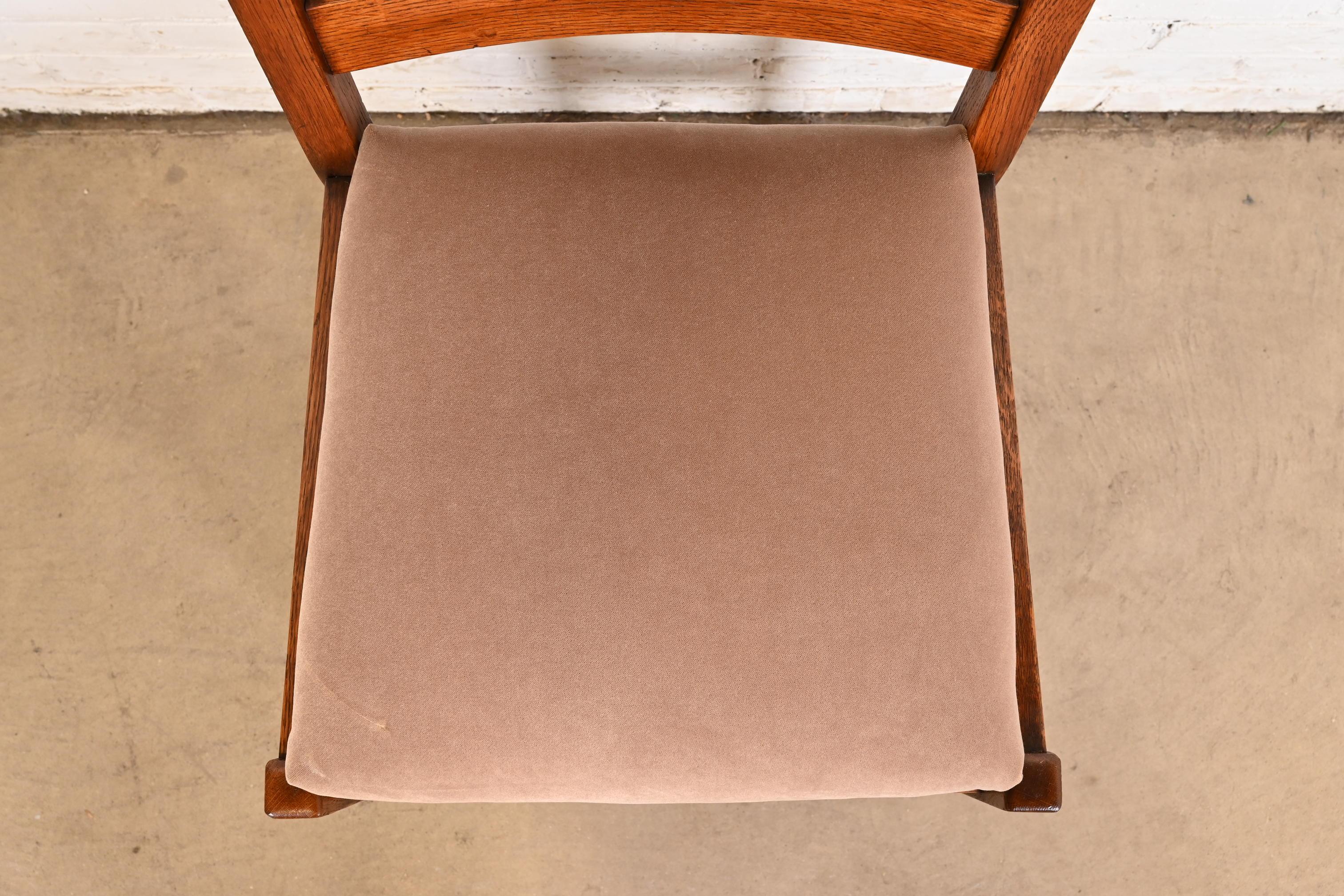 Tappezzeria L.L.A. e G.G. Stickley Sedie da pranzo con schienale a scaletta in Oak Mission Arts & Crafts in vendita