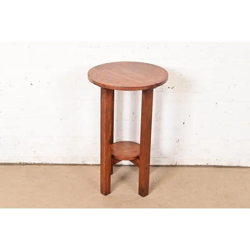 A gorgeous antique Mission or Arts & Crafts period quarter sawn oak lamp table or occasional side table

By L. & J.G. Stickley

USA, Circa 1910

Measures: 18