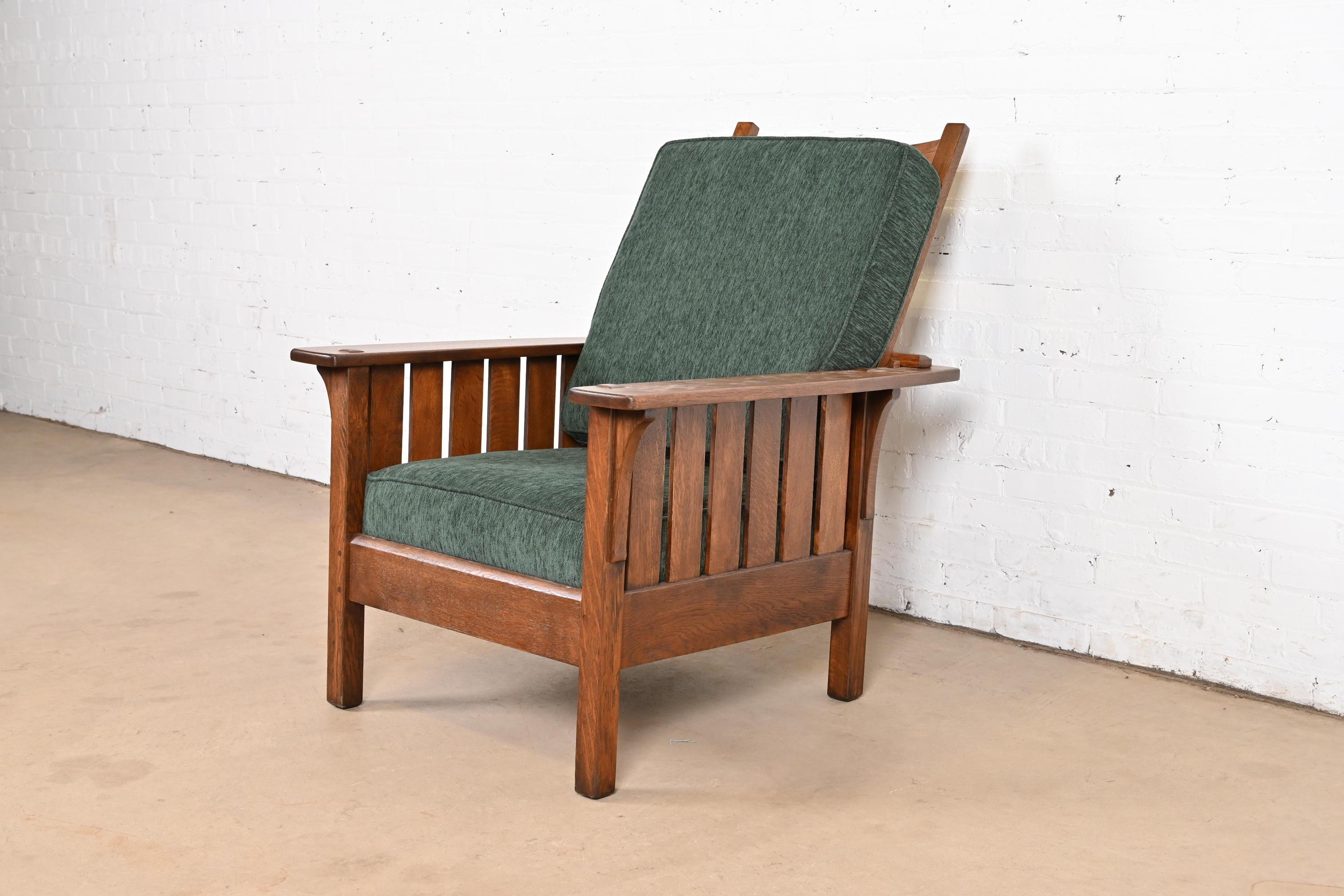 Ein außergewöhnlicher antiker Morris-Liegestuhl im Missions- oder Arts & Crafts-Stil

Von L.G. & J.G. Stickley

USA, ca. 1900

Massiver Eichenholzrahmen mit gepolsterten Sitz- und Rückenkissen.

Maße: 31,5 