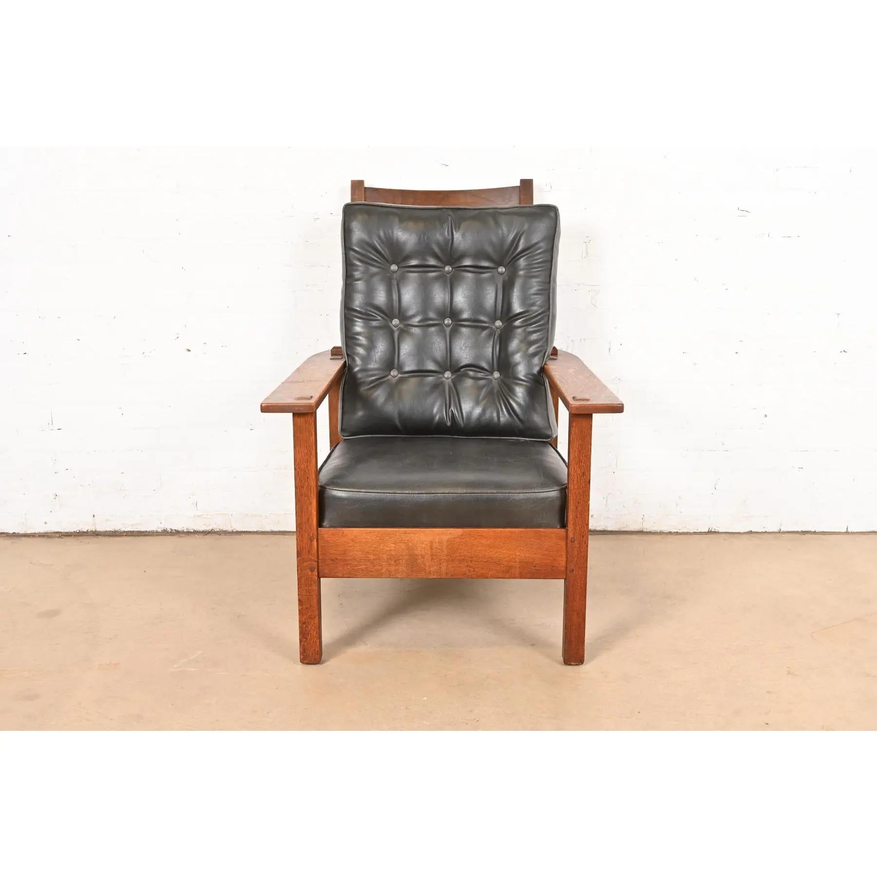 Excepcional sillón reclinable Morris antiguo de época Mission Arts & Crafts

Por L. y J.G. Stickley

EEUU, circa 1910

Estructura de roble macizo aserrado en cuarto, con cojines de asiento y respaldo tapizados en cuero negro.

Medidas: 29,13