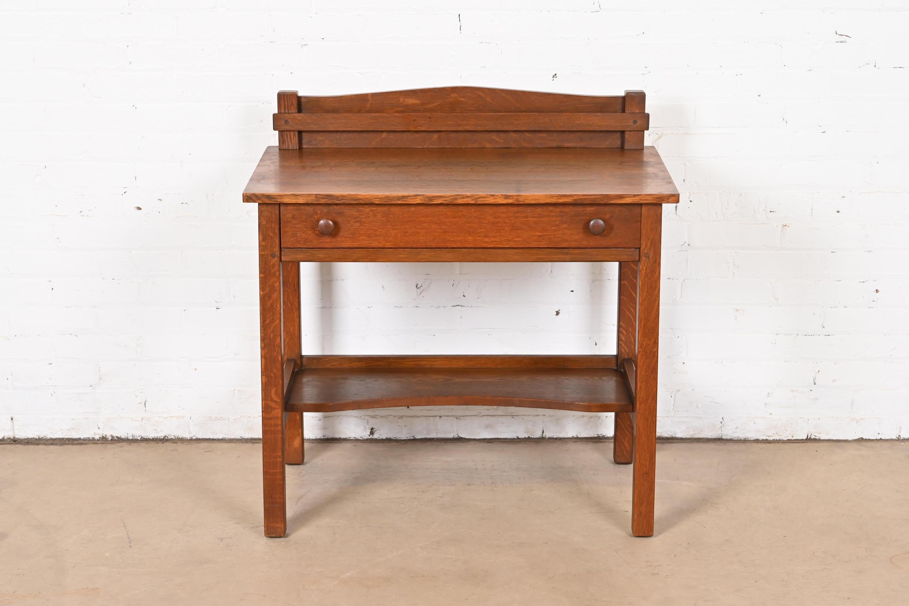Eine außergewöhnliche antike Mission oder Arts & Crafts Viertel gesägt Eiche Anrichte Buffet Server oder Schreibtisch

Von L.G. & J.G. Stickley

USA, ca. 1900

Maße: 34 