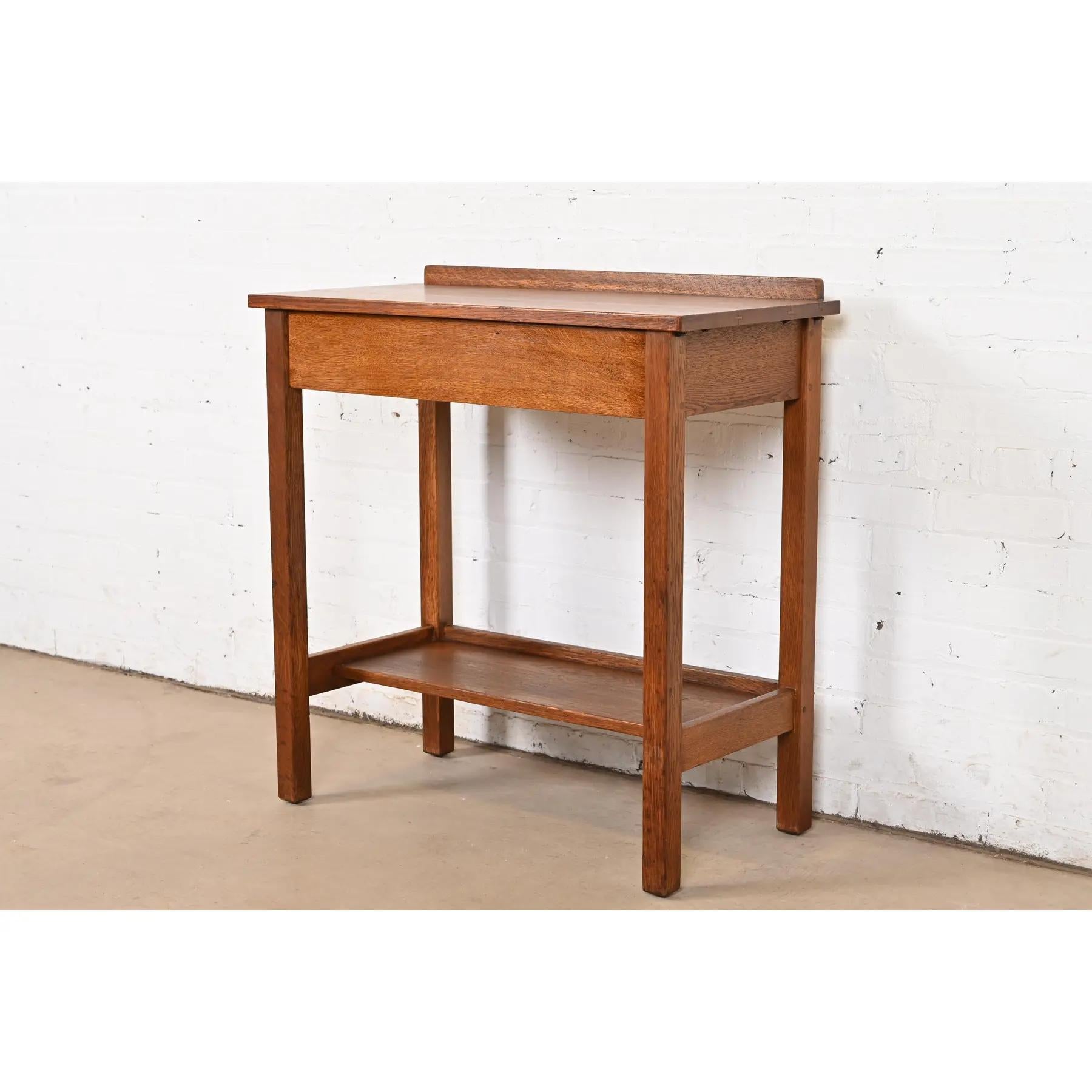 A gorgeous antique Mission or Arts & Crafts quarter sawn oak server, writing desk, or library table

By L. & J.G. Stickley

USA, Circa 1900

Measures: 32