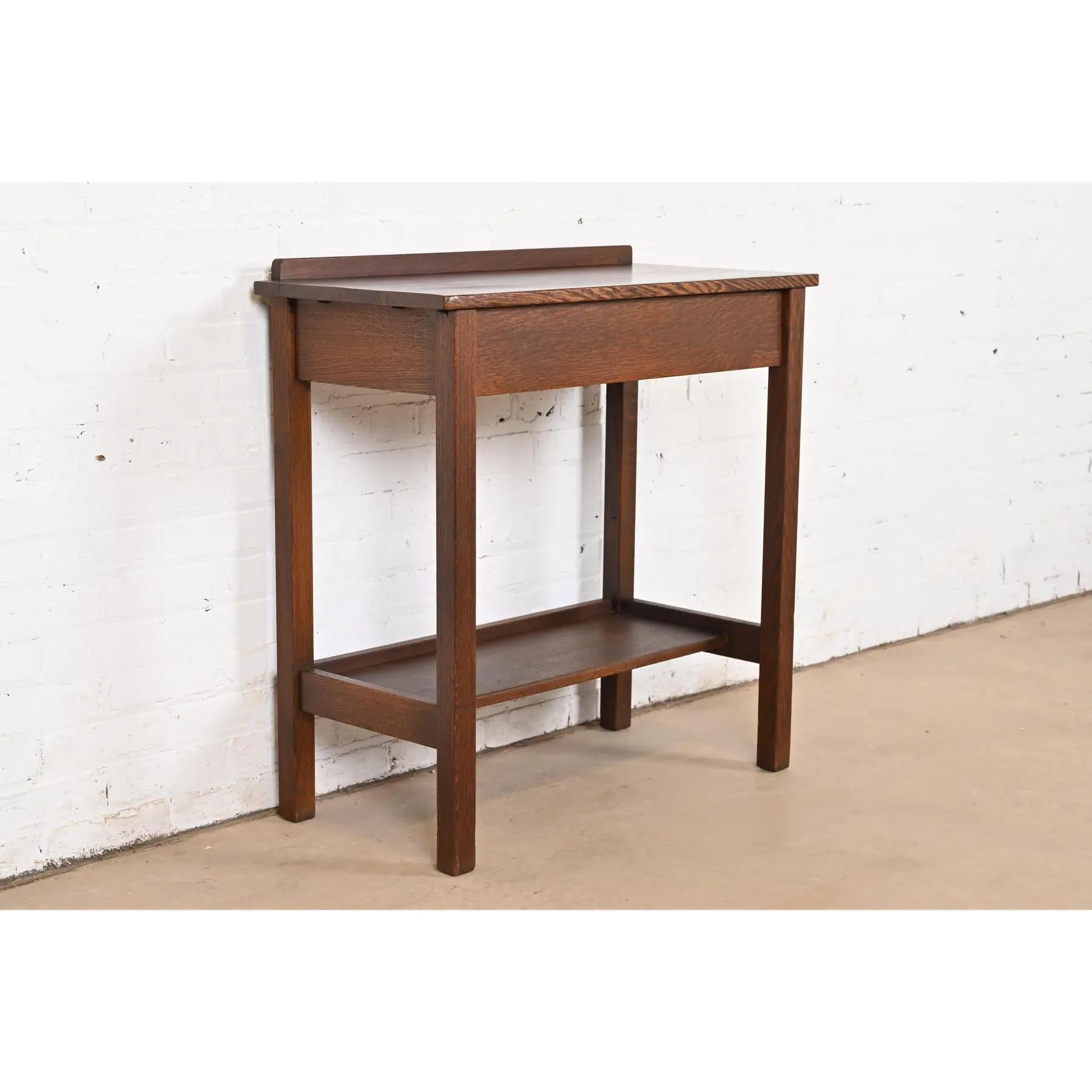 Magnifique serveur, bureau ou table de bibliothèque en chêne scié sur quartier, de style Mission ou Arts & Crafts.

Par L. & J.G. Stickley

USA, Circa 1900

Dimensions : 32 