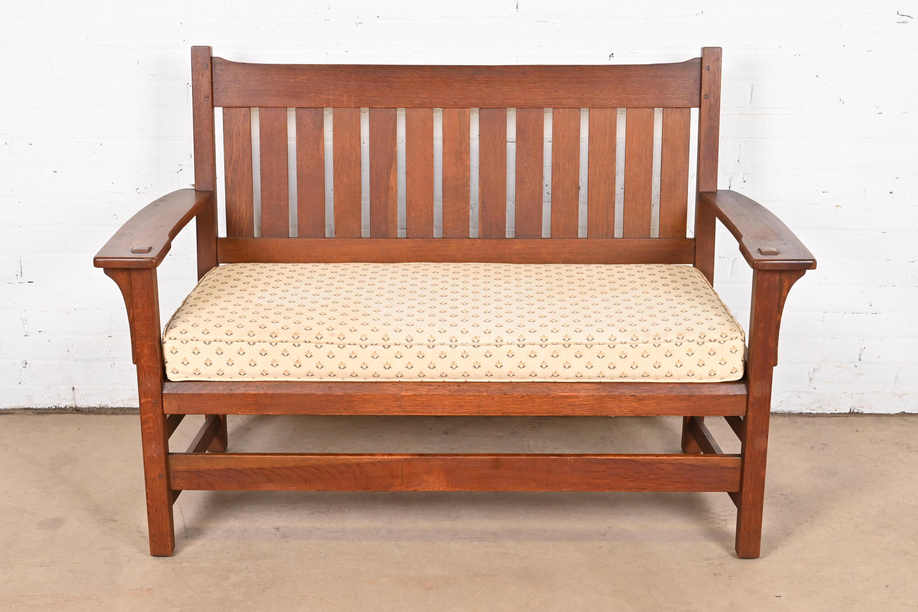 Ein wunderschönes antikes Missions- oder Arts & Crafts-Liegesofa, -Sitzgruppe oder -Sofa

Von L.G. & J.G. Stickley (signiert mit Markenzeichen)

USA, ca. 1900

Massive, quartiersgesägte Eiche, mit gepolstertem Sitzkissen.

Maße: 53 