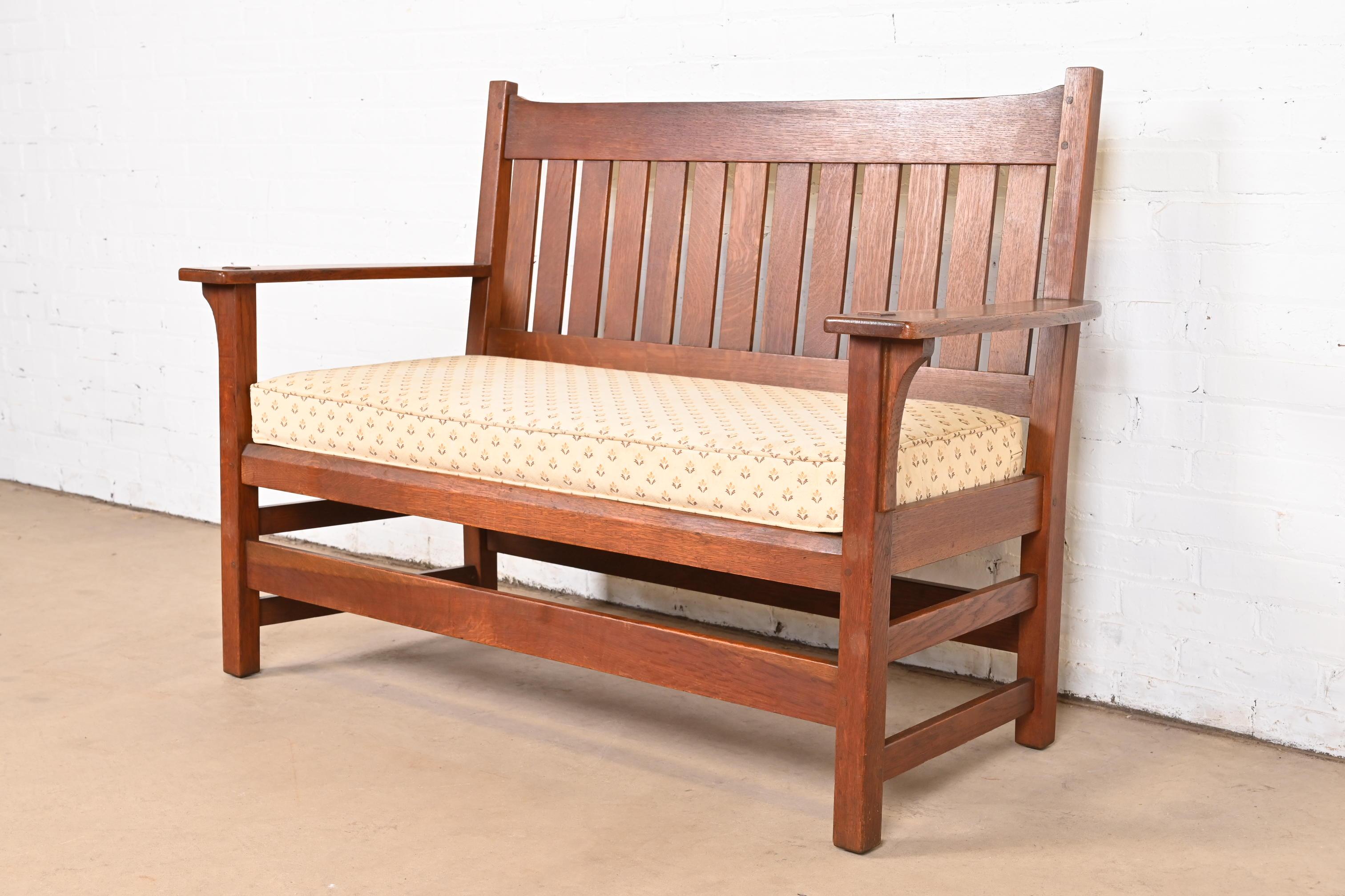 L. & J. G. Stickley Antikes Missions-Sessel oder Loveseat aus Eichenholz im Arts and Crafts-Stil (Frühes 20. Jahrhundert) im Angebot