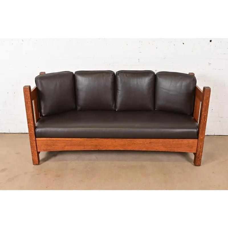 Arts and Crafts L. & J. G. Stickley Antique Mission Oak Arts & Crafts Settle Sofa, Circa 1910 en vente