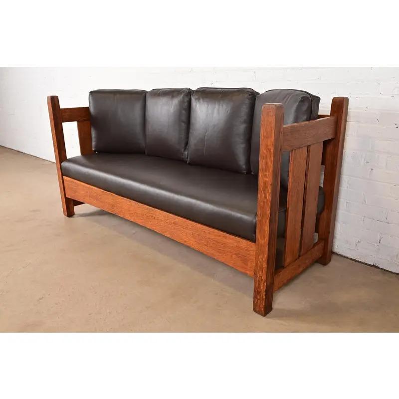 Américain L. & J. G. Stickley Antique Mission Oak Arts & Crafts Settle Sofa, Circa 1910 en vente