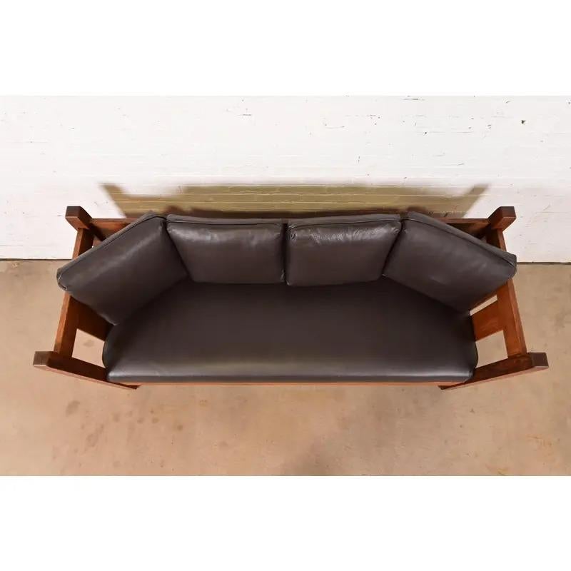 Début du 20ème siècle L. & J. G. Stickley Antique Mission Oak Arts & Crafts Settle Sofa, Circa 1910 en vente