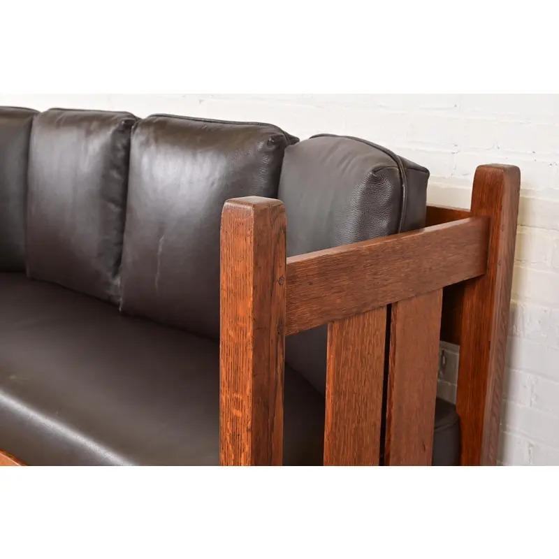 Cuir L. & J. G. Stickley Antique Mission Oak Arts & Crafts Settle Sofa, Circa 1910 en vente