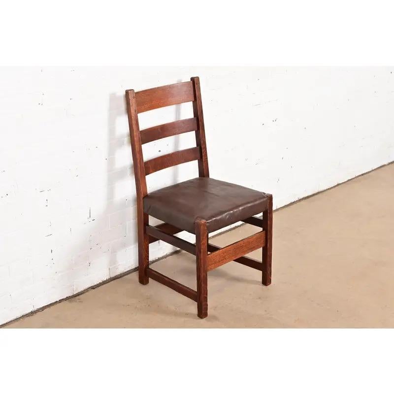 Una excepcional silla de escritorio, silla auxiliar o silla de comedor antigua de la época Mission o Arts & Crafts

Por L. y J. G. Stickley

EEUU, circa 1910

Roble aserrado en cuarto, con asiento tapizado en cuero.

Medidas: 18,25