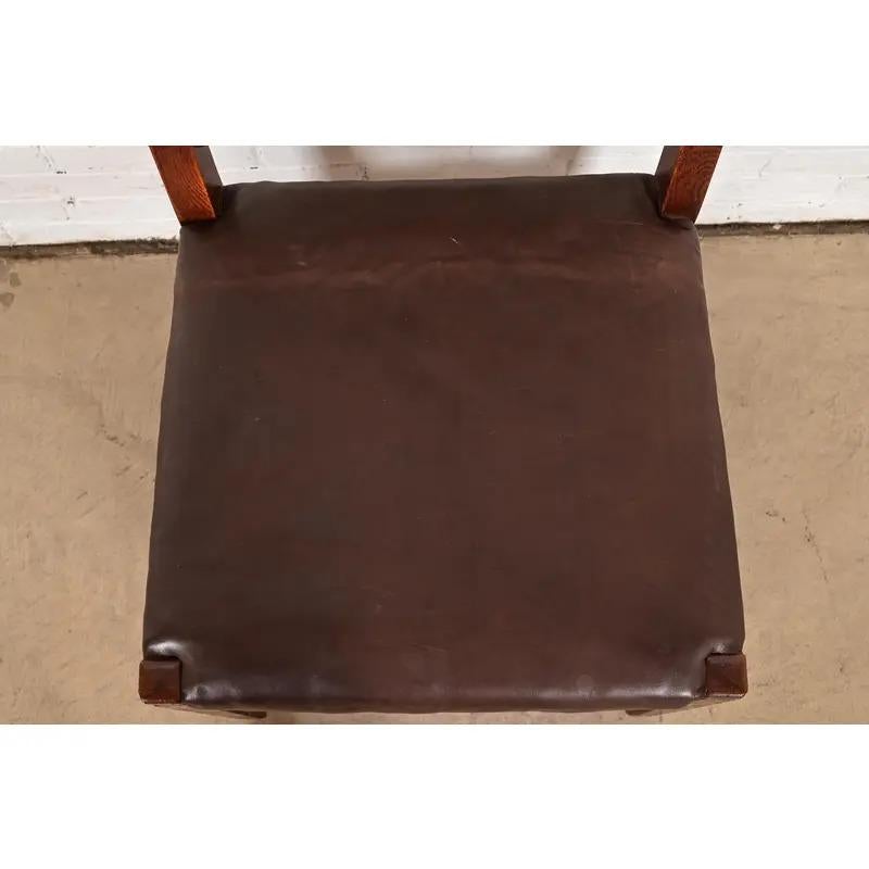 L. & J. G. Stickley Silla auxiliar antigua Mission Arts & Crafts de roble, circa 1910 Cuero en venta