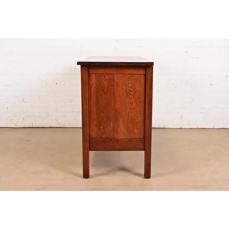 L. & J. G. Stickley Antique Mission Oak Arts & Crafts Sideboard, Circa 1910 en vente 4