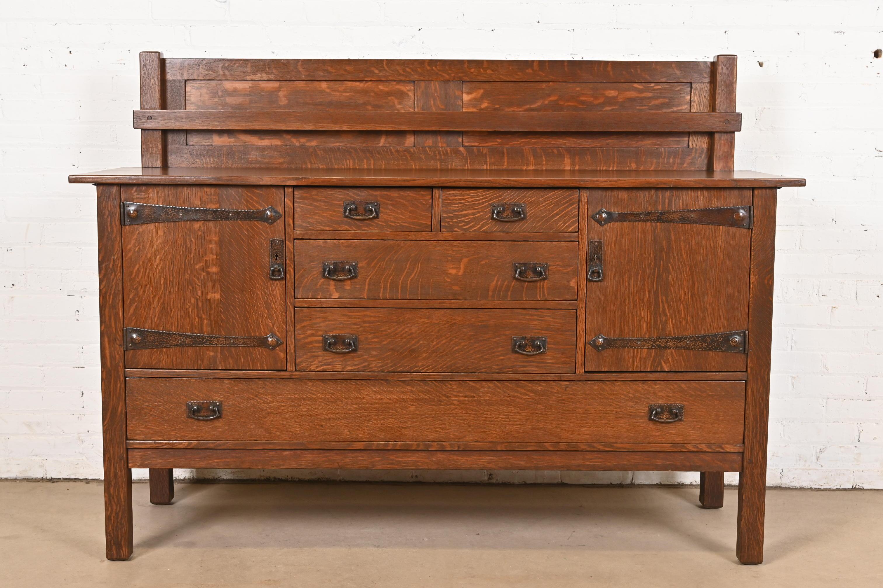 Ein außergewöhnliches Sideboard, eine Kredenz, ein Buffet oder ein Barschrank aus der Zeit der Mission oder des Arts & Crafts mit Scharnieren

Von L.G. & J.G. Stickley

USA, ca. 1910

Eiche, quartiersgesägt, mit originalen gehämmerten