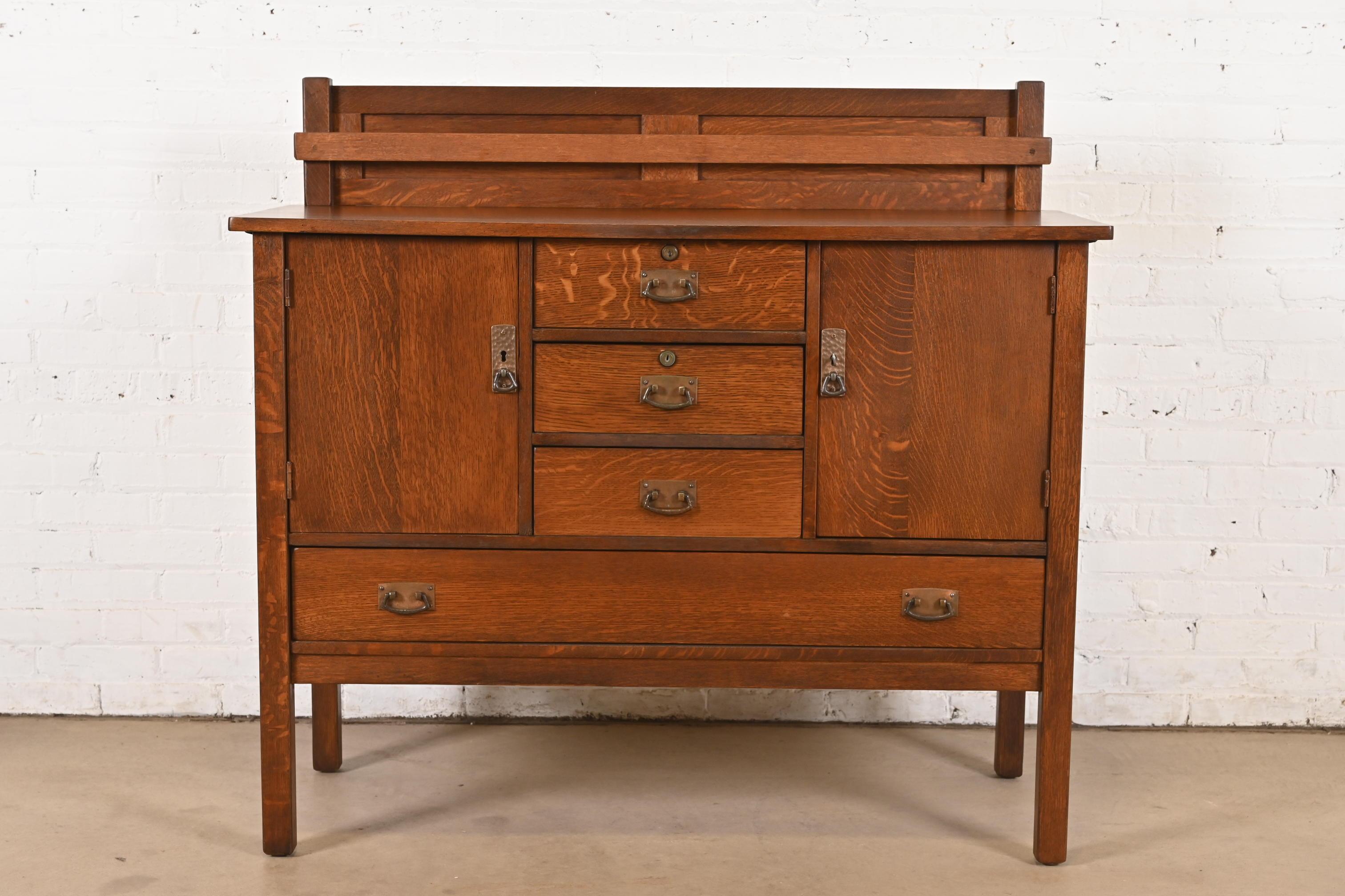 Un'eccezionale credenza, credenza, buffet o mobile da bar d'epoca Mission o Arts & Crafts

Da L. & G. J. Stickley

USA, circa 1910

Bellissima quercia segata a quarto di dollaro, con ferramenta in rame martellato.

Misure: 48