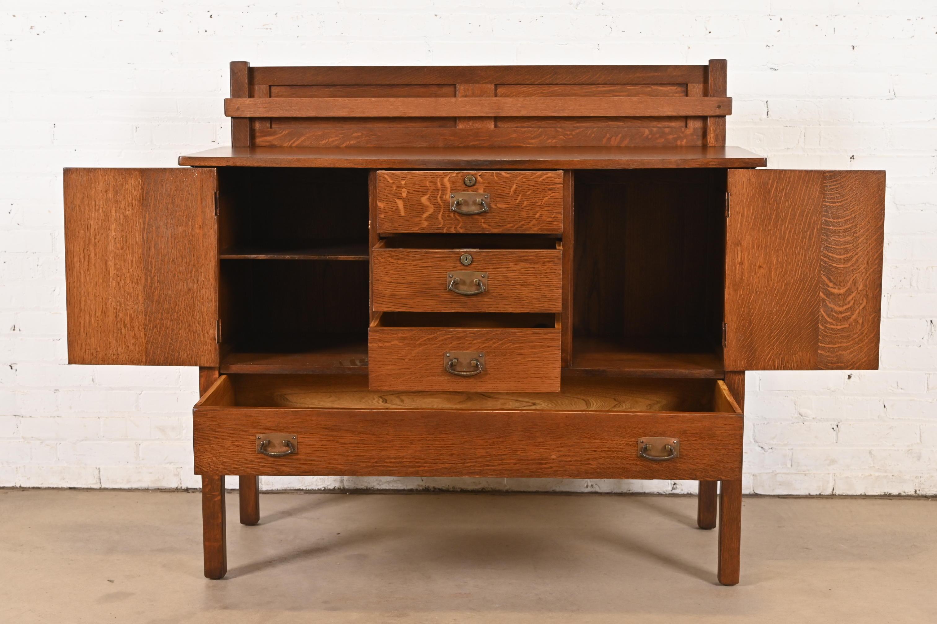 XX secolo L.L.A. & G.J. Stickley Antica credenza Mission Arts & Crafts in quercia, rifinita in vendita