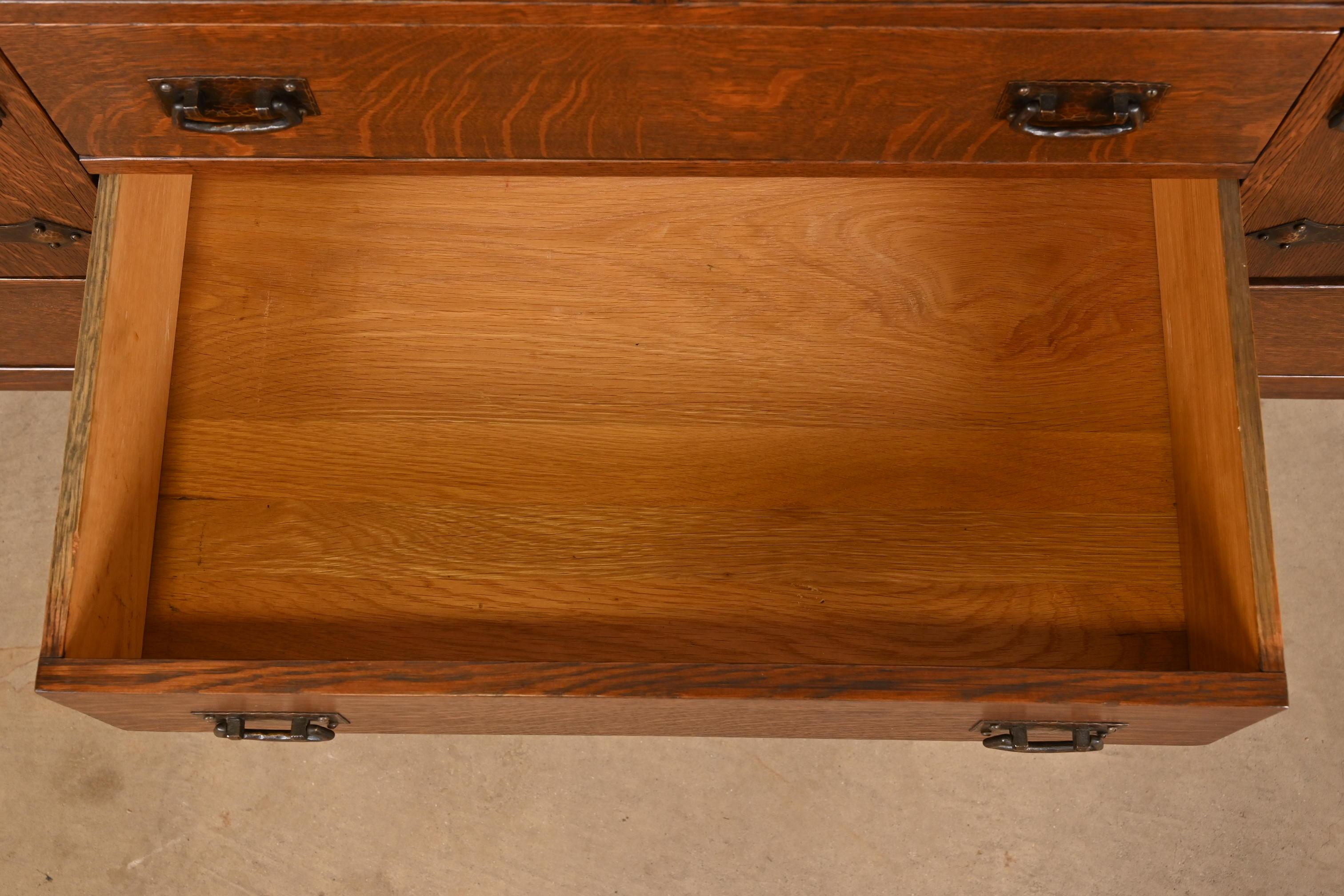 L. & J. G. Stickley Antikes Missions-Sideboard aus Eichenholz im Arts and Crafts-Stil, neu lackiert im Angebot 1