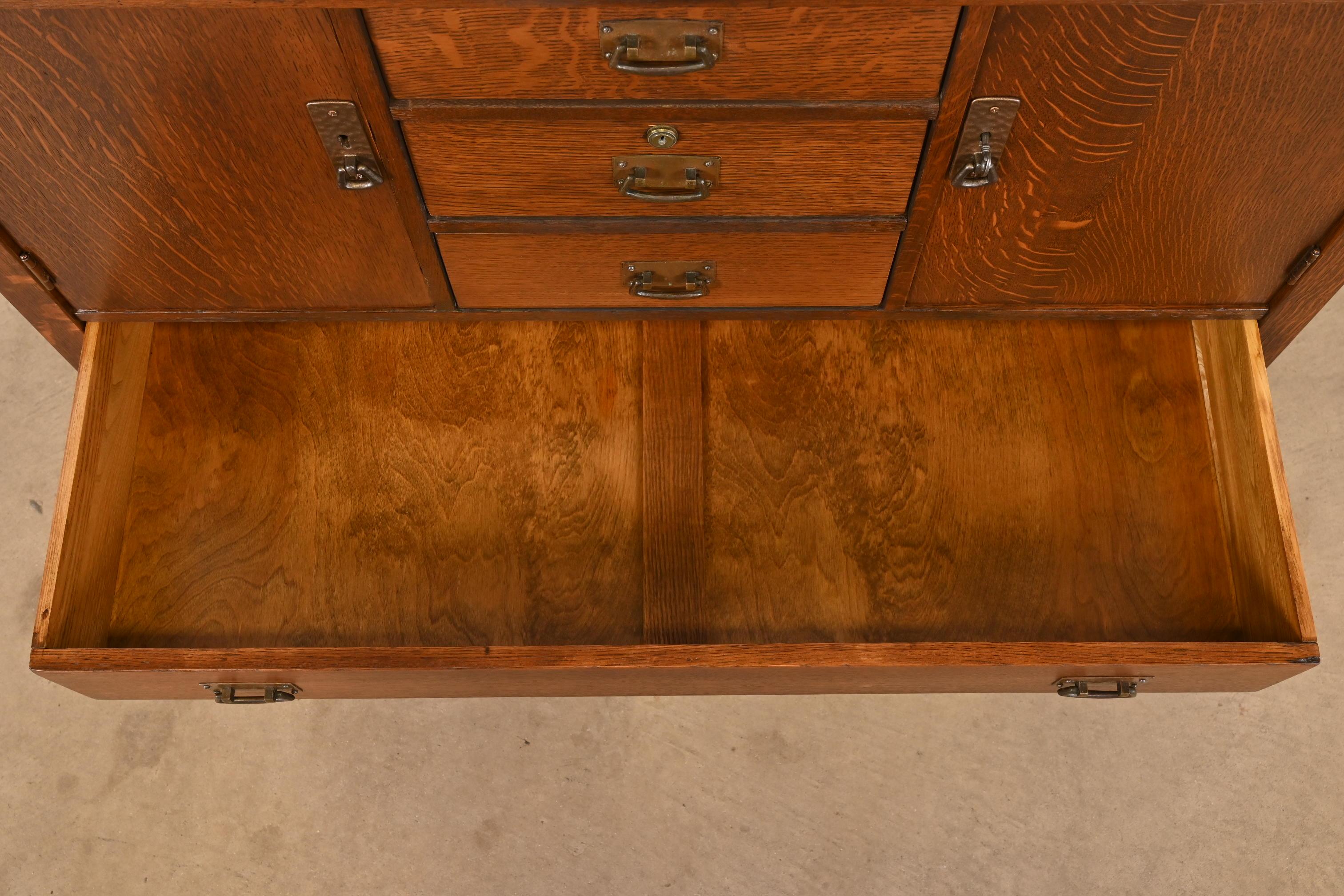 Rame L.L.A. & G.J. Stickley Antica credenza Mission Arts & Crafts in quercia, rifinita in vendita