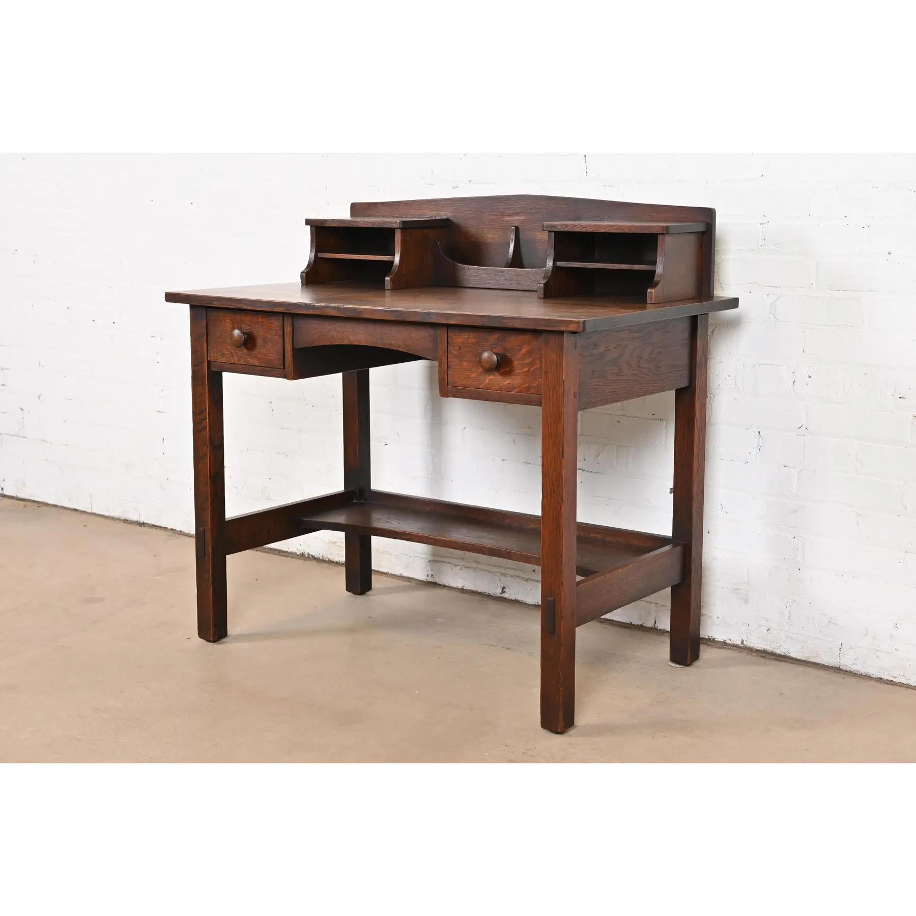 Exceptionnel bureau ancien en chêne quart de scie d'époque Mission ou Arts & Crafts.

Par L. & J.G. Stickley

USA, Circa 1900

Mesures : 40 