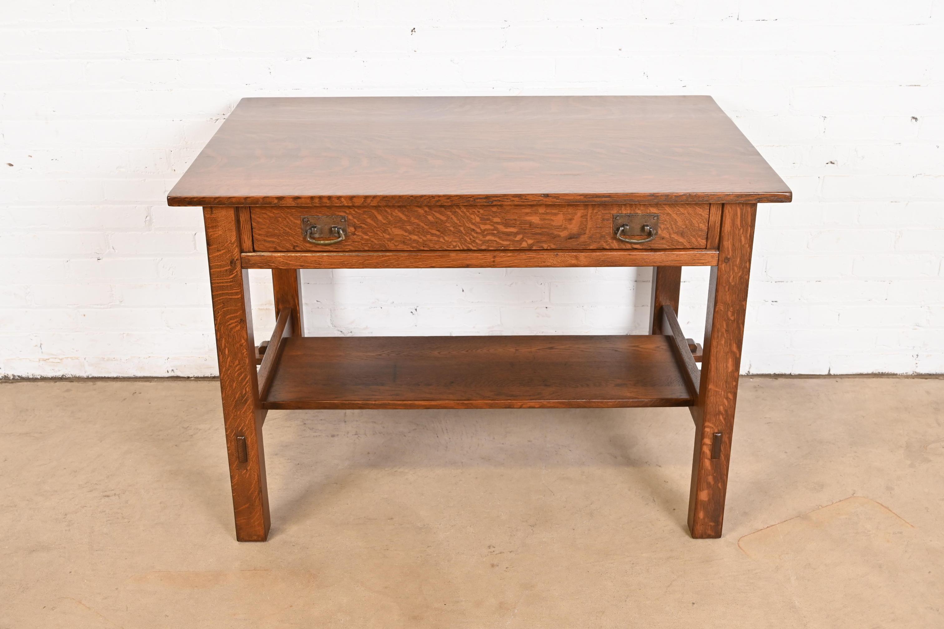 Un precioso escritorio o mesa de biblioteca antiguos Mission o Arts & Crafts

Por L. y J.G. Stickley

EE.UU., Circa 1900

Roble macizo aserrado en cuarto, con herrajes originales de cobre martillado.

Medidas: 42 