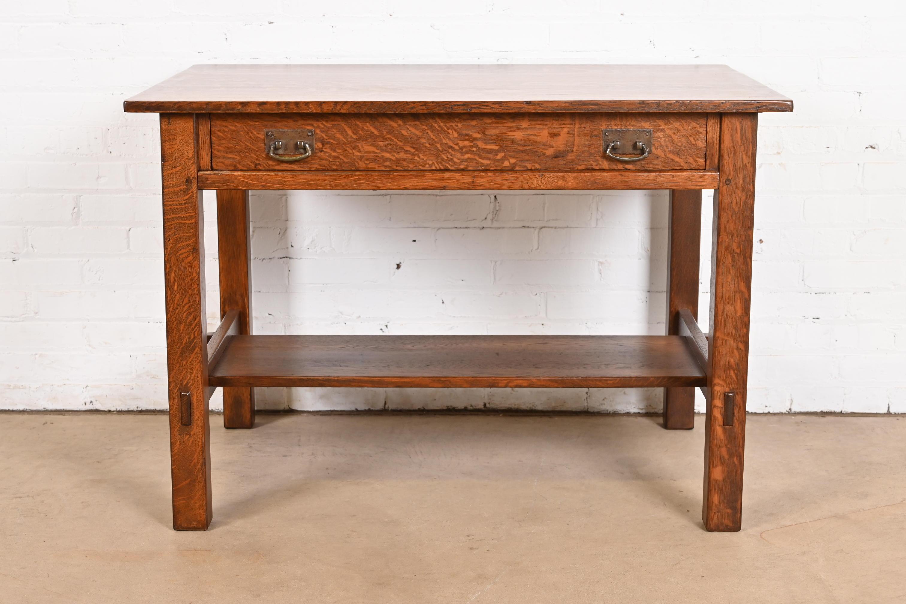 L. & J. G. Stickley Escritorio antiguo Mission Arts & Crafts de roble, repasado Artes y manualidades en venta