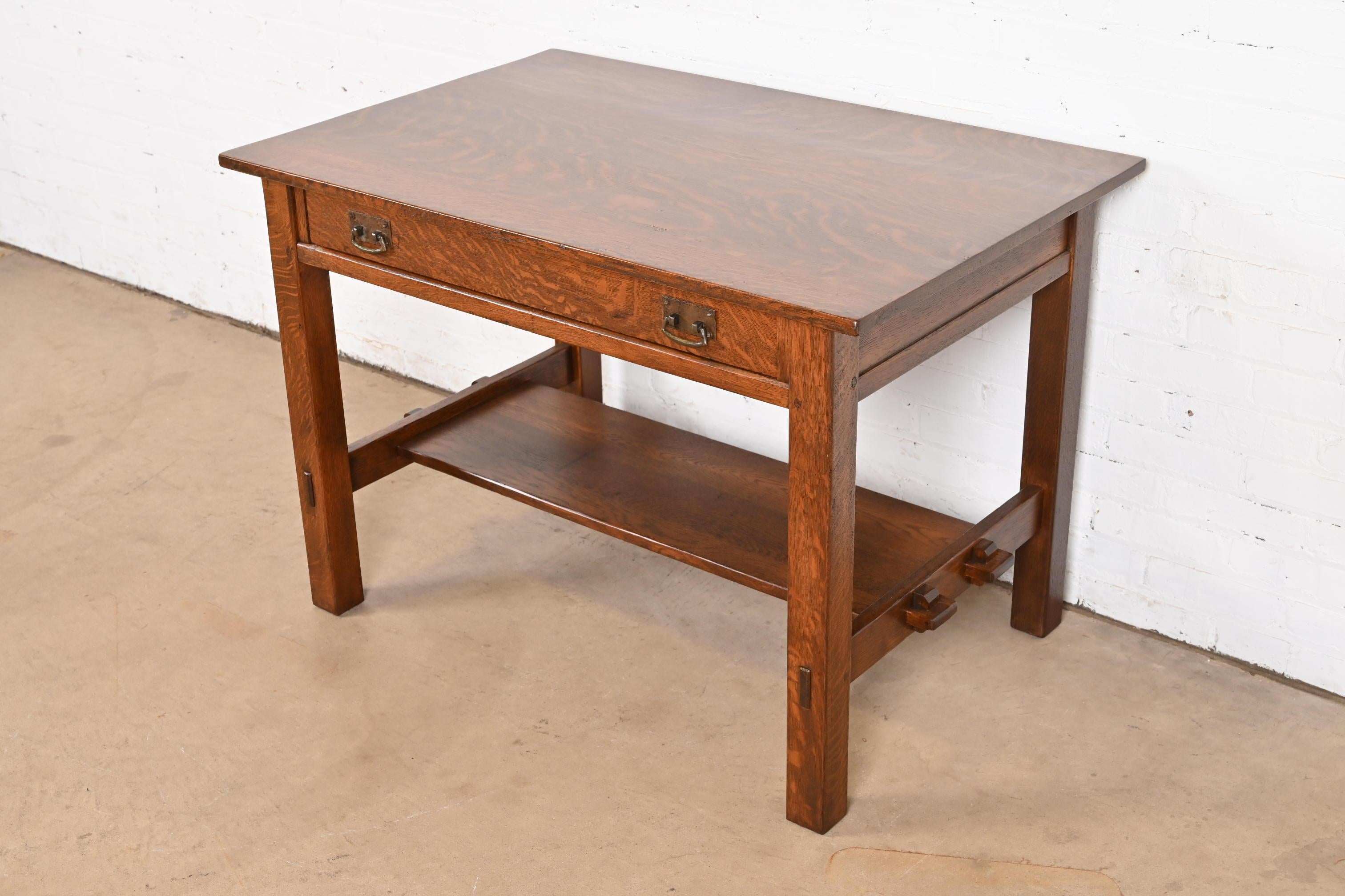 L. & J. G. Stickley Escritorio antiguo Mission Arts & Crafts de roble, repasado Estadounidense en venta