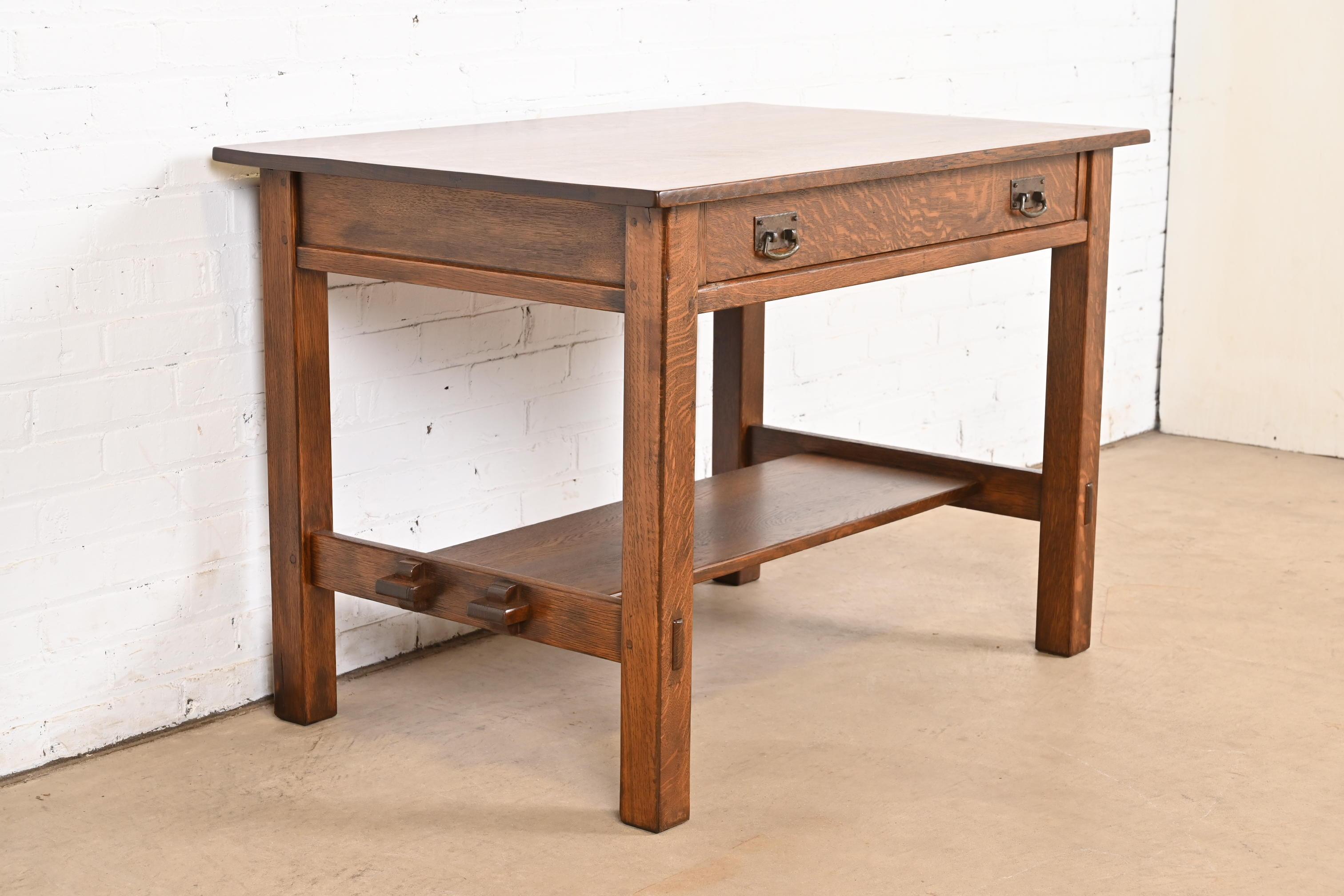 L. & J. G. Stickley Escritorio antiguo Mission Arts & Crafts de roble, repasado Cobre en venta