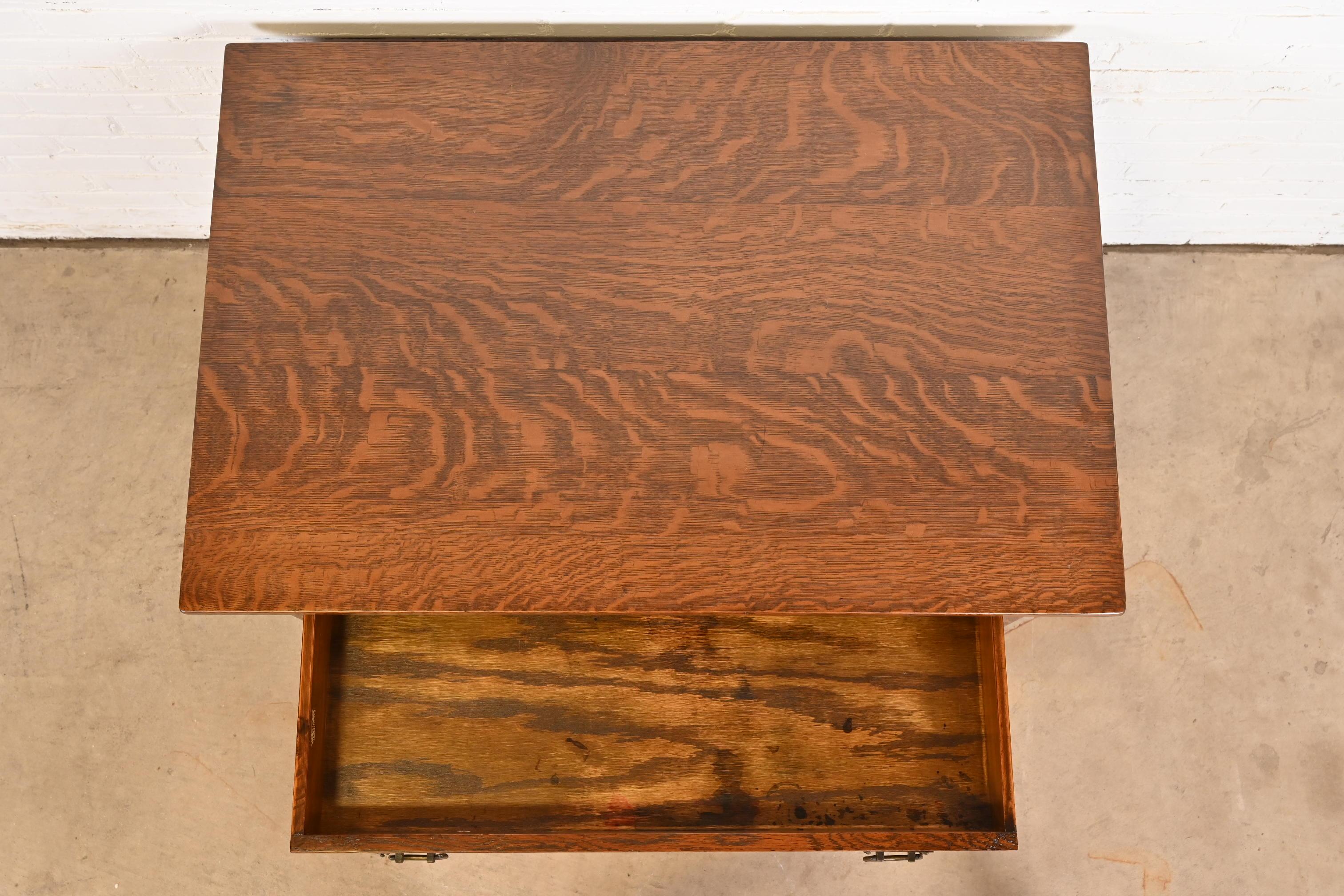 L. & J. G. Stickley Escritorio antiguo Mission Arts & Crafts de roble, repasado en venta 2