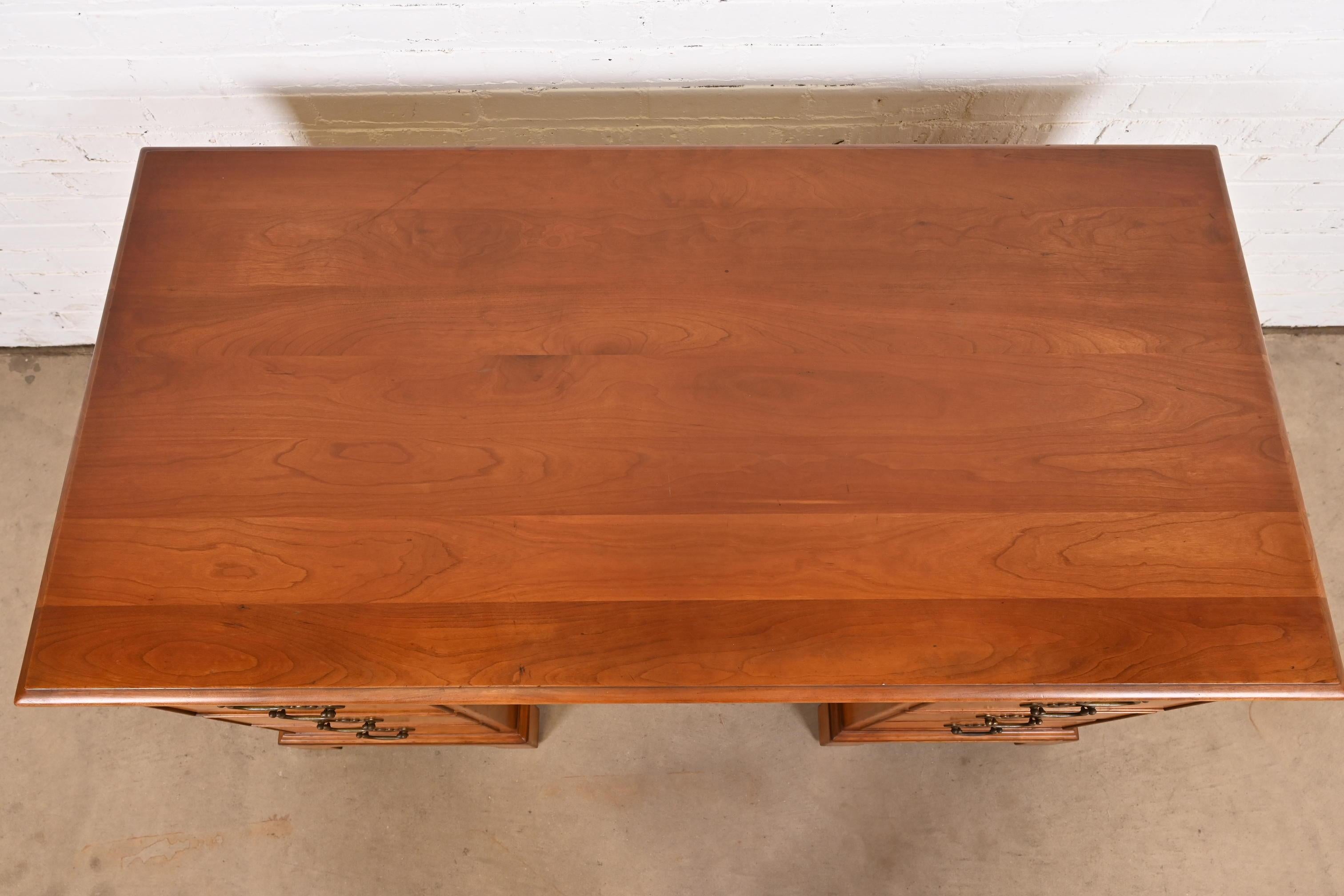 L. & J. G. Stickley Escritorio georgiano de doble pedestal y rodillera de madera maciza de cerezo en venta 3