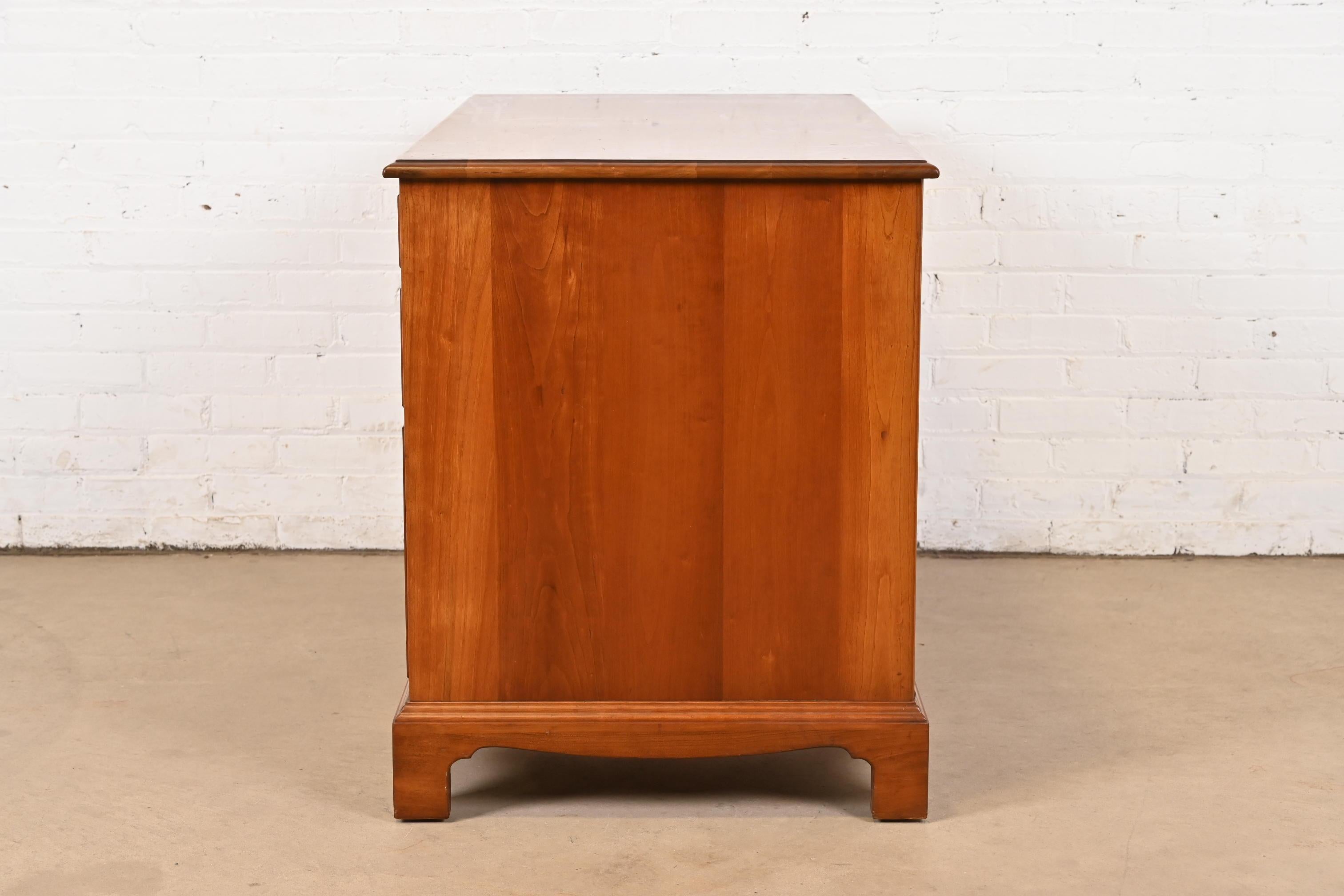 L. & J. G. Stickley Escritorio georgiano de doble pedestal y rodillera de madera maciza de cerezo en venta 4