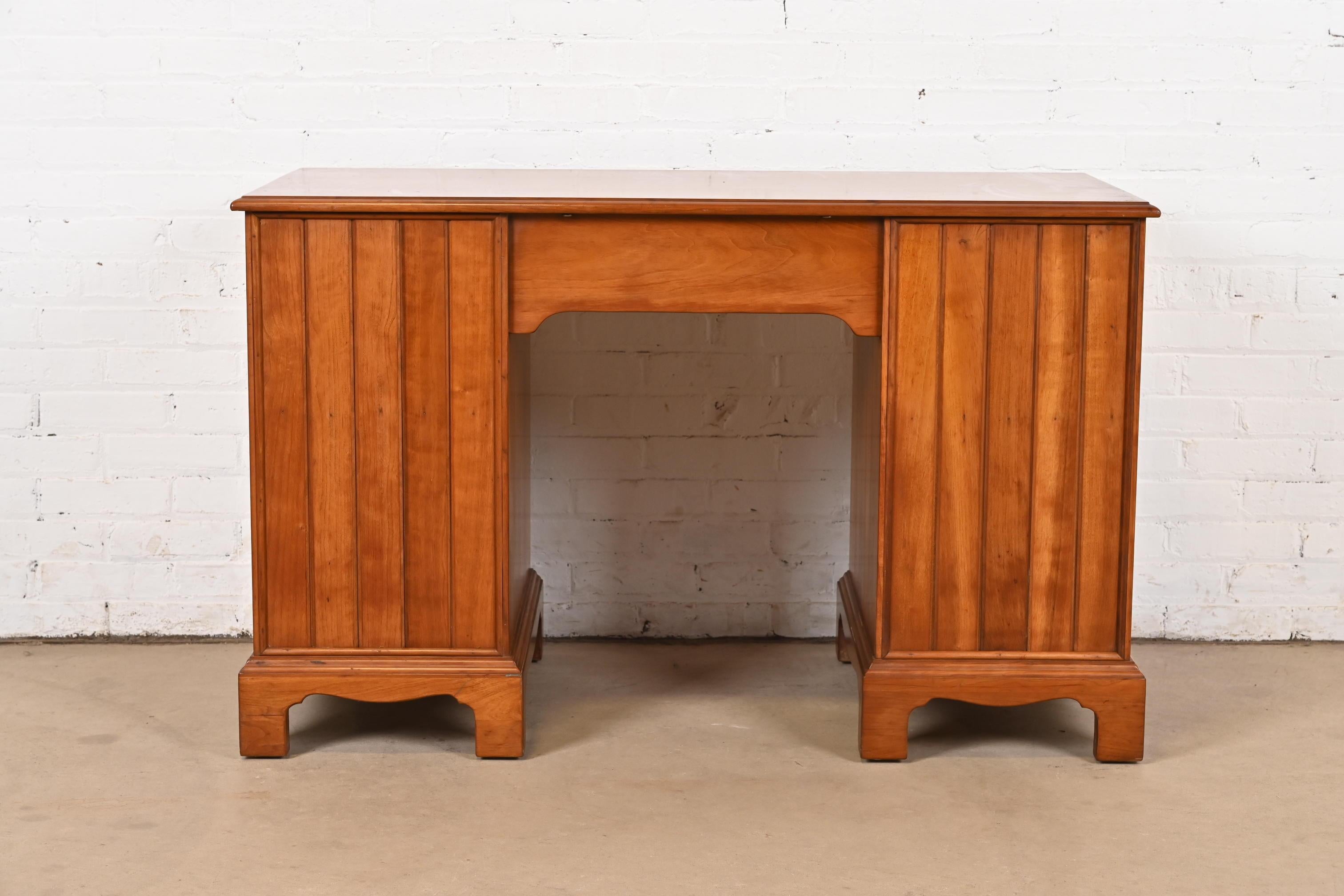 L. & J. G. Stickley Escritorio georgiano de doble pedestal y rodillera de madera maciza de cerezo en venta 5