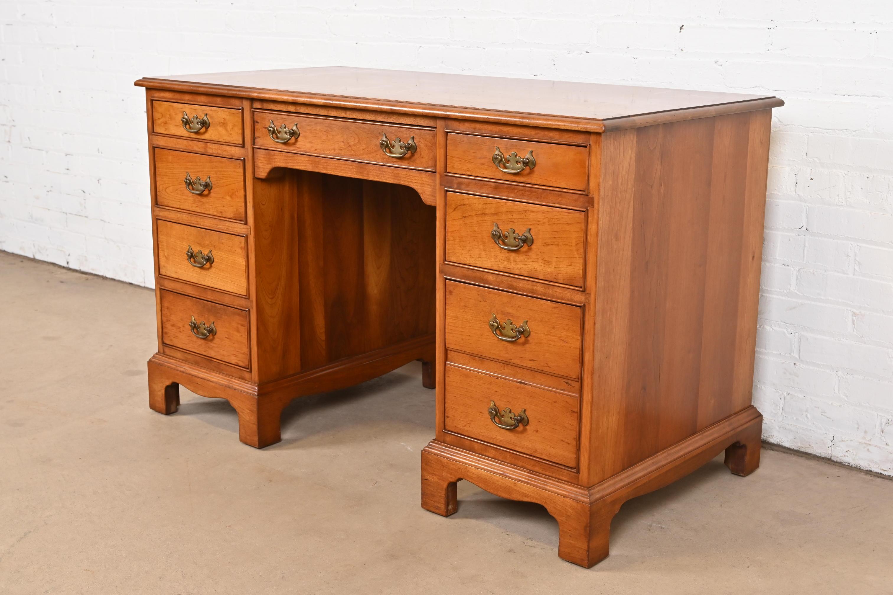 Un precioso escritorio de doble pedestal de estilo georgiano o chippendale

Por L. y J. G. Stickley

EEUU, 1955

Madera maciza de cerezo tallada, con herrajes originales de latón.

Medidas: 48,13