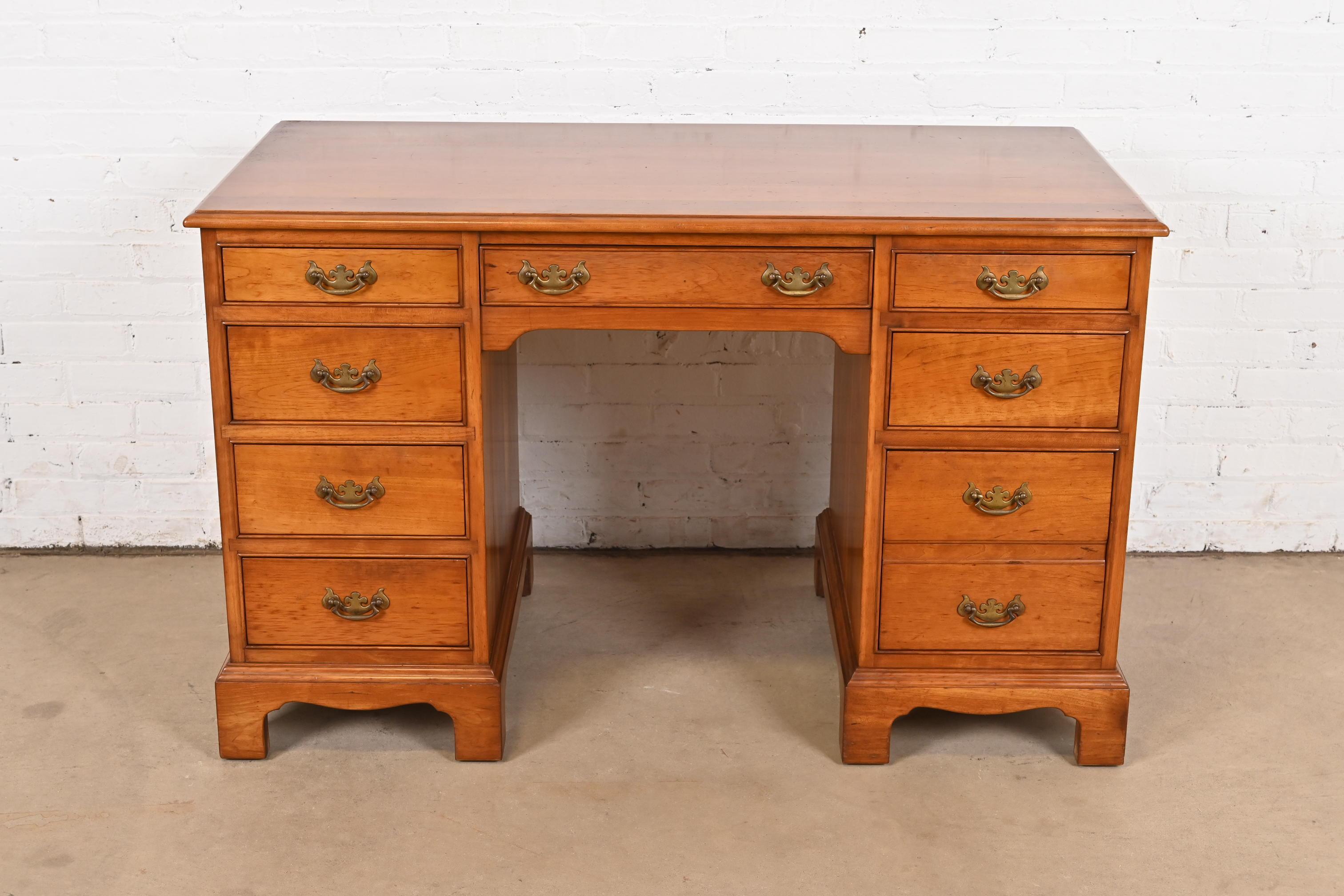 L. & J. G. Stickley Escritorio georgiano de doble pedestal y rodillera de madera maciza de cerezo Georgiano en venta