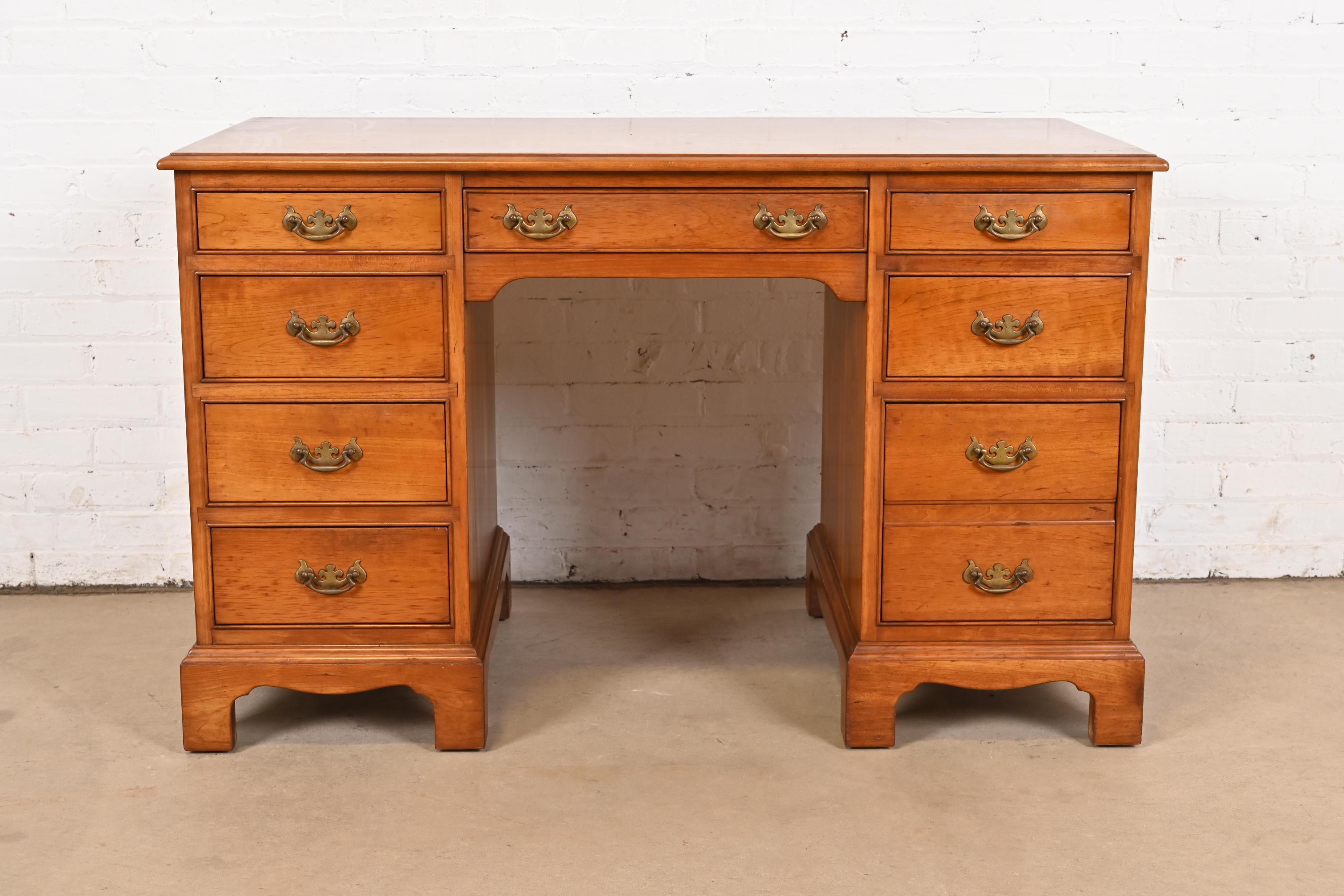 L. & J. G. Stickley Escritorio georgiano de doble pedestal y rodillera de madera maciza de cerezo Estadounidense en venta