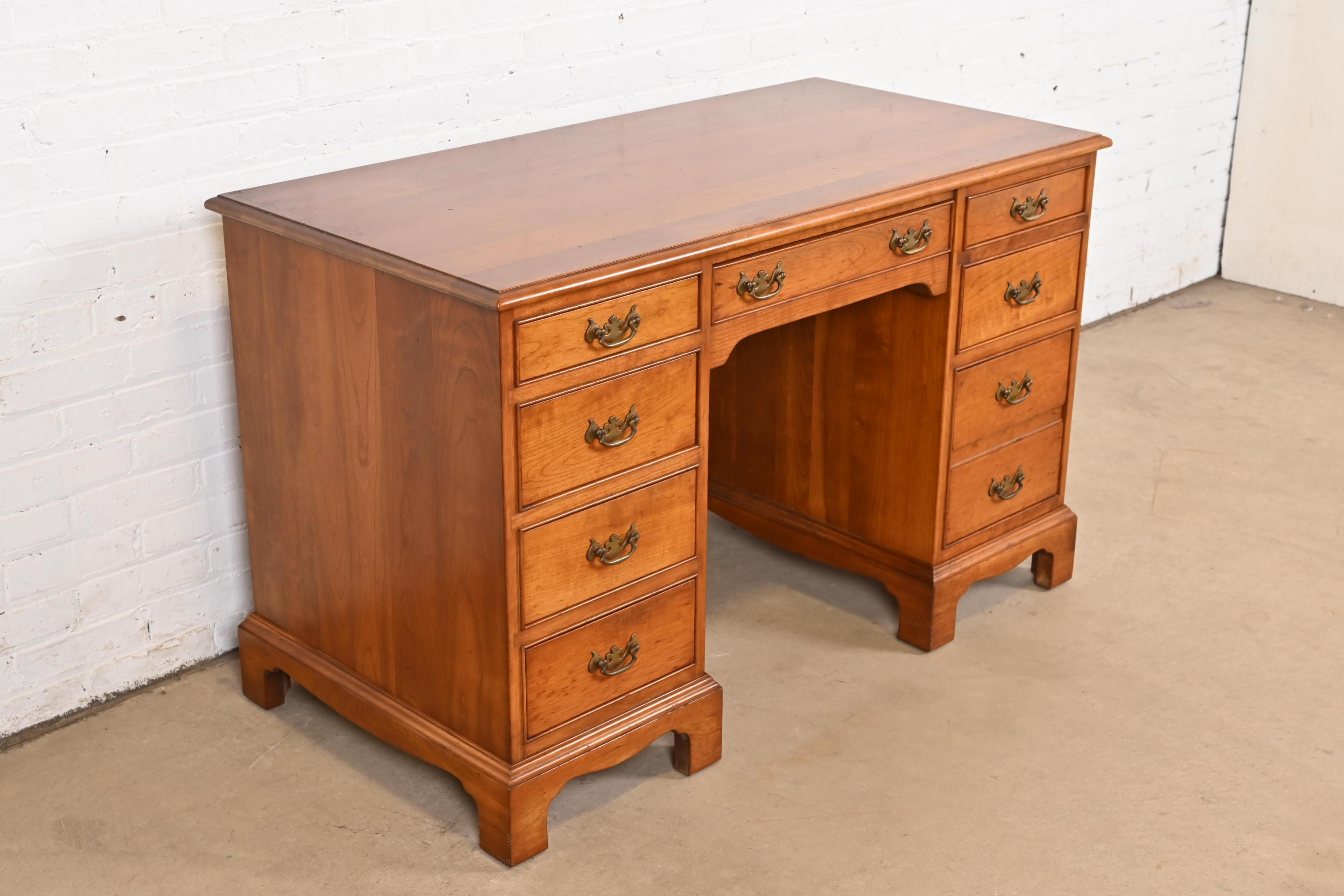 L. & J. G. Stickley Escritorio georgiano de doble pedestal y rodillera de madera maciza de cerezo en Bueno estado para la venta en South Bend, IN