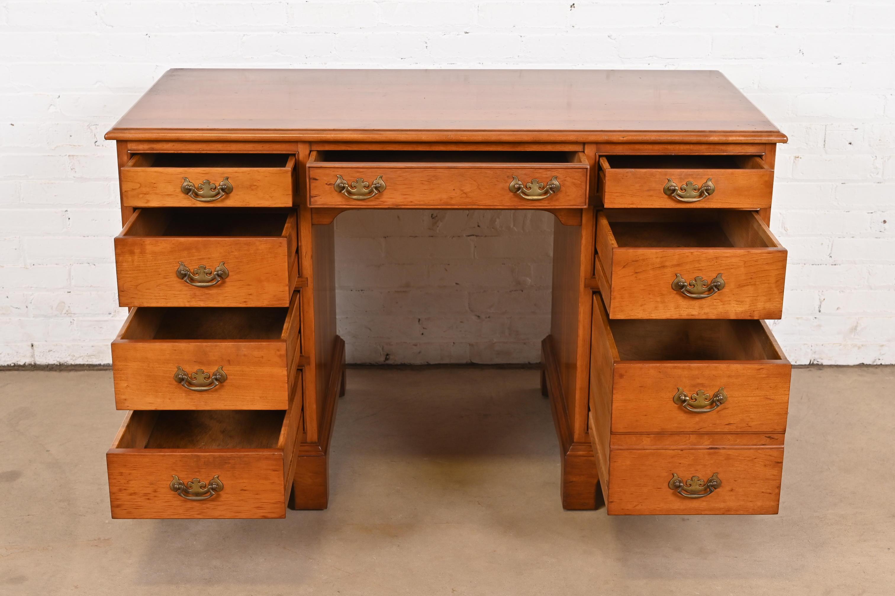 L. & J. G. Stickley Escritorio georgiano de doble pedestal y rodillera de madera maciza de cerezo mediados del siglo XX en venta