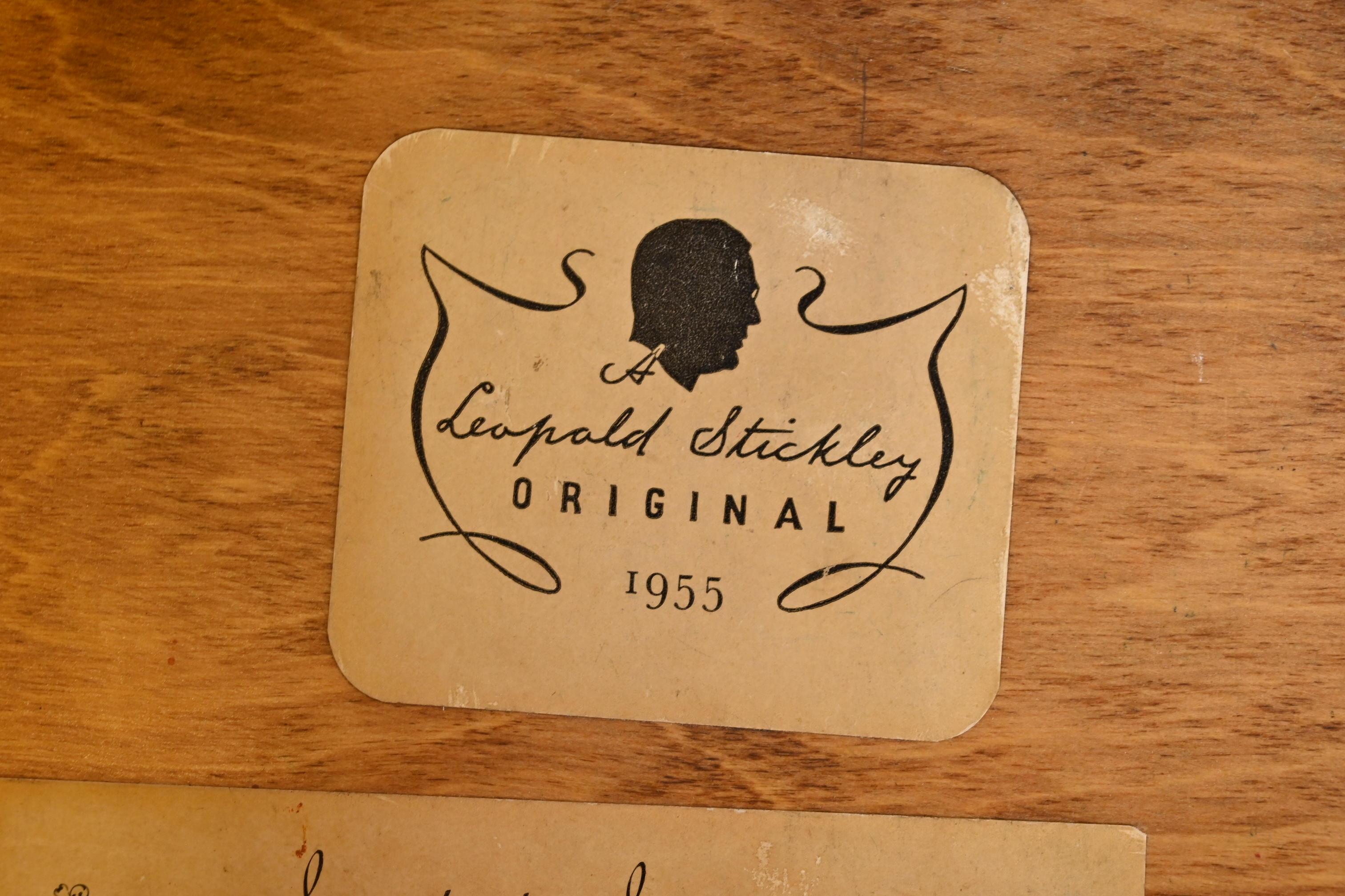 L. & J. G. Stickley Escritorio georgiano de doble pedestal y rodillera de madera maciza de cerezo en venta 1