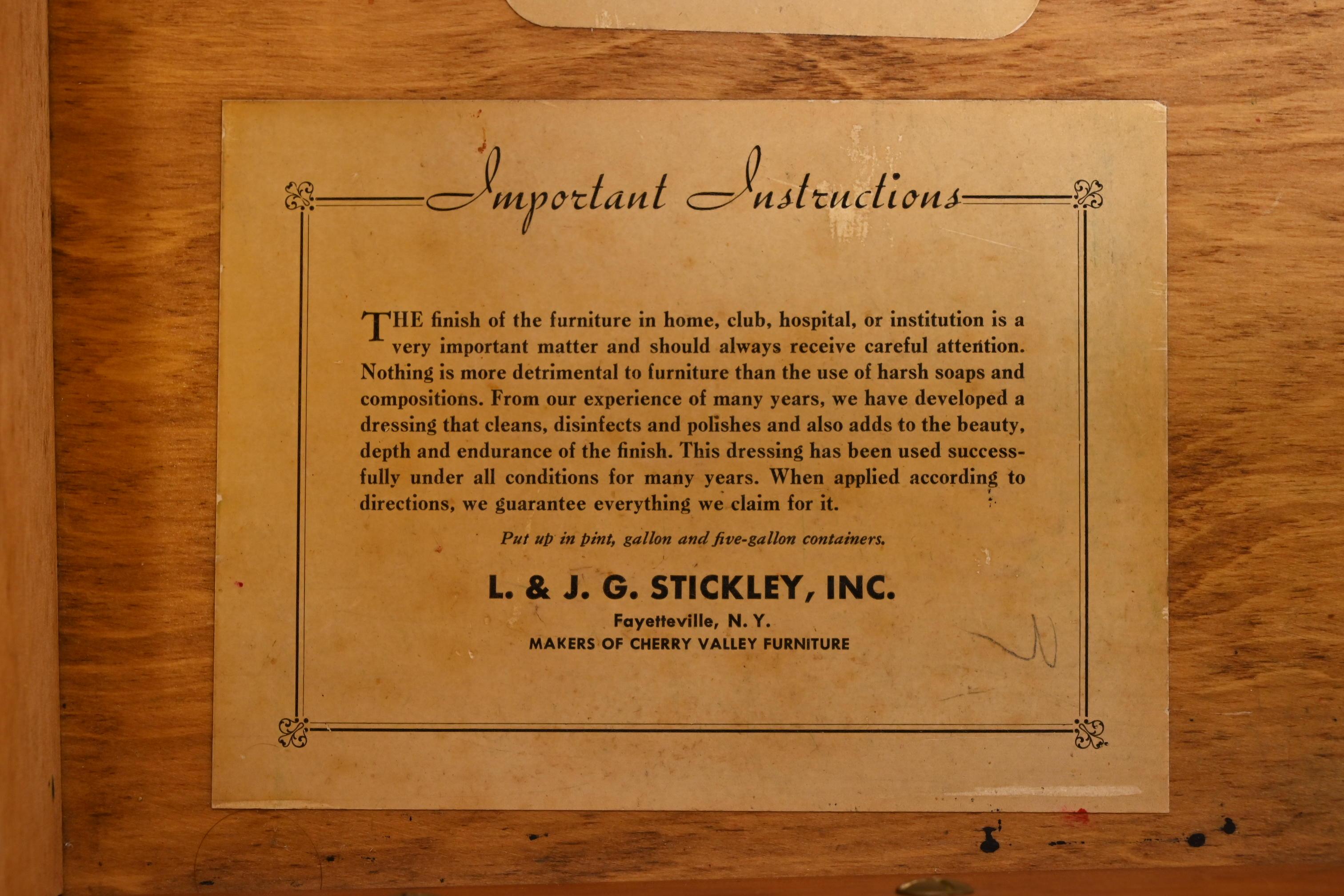 L. & J. G. Stickley Escritorio georgiano de doble pedestal y rodillera de madera maciza de cerezo en venta 2