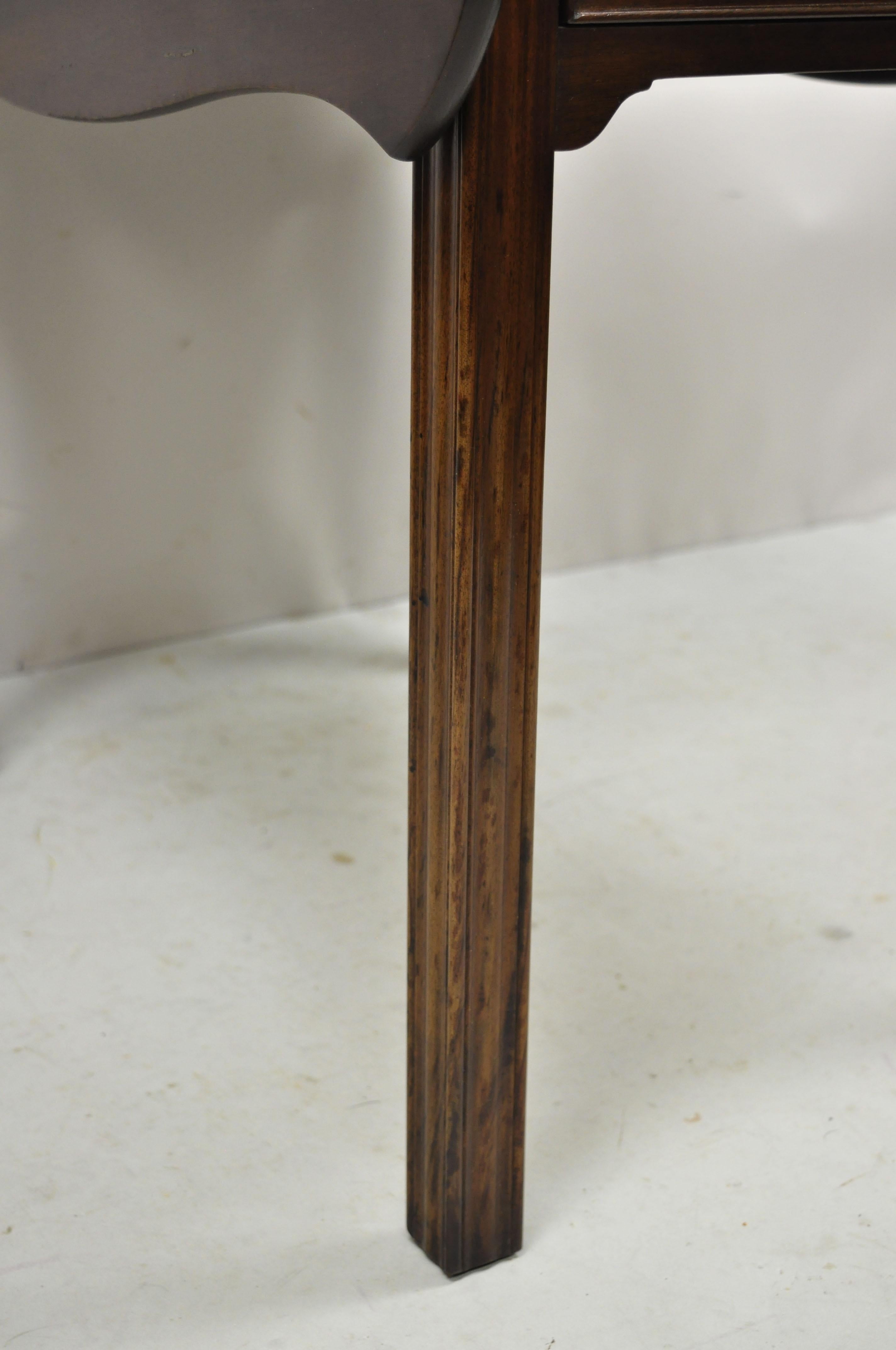 L & J G Stickley Georgian Solid Mahogany Drop Leaf Pembroke Lamp Side Table For Sale 6
