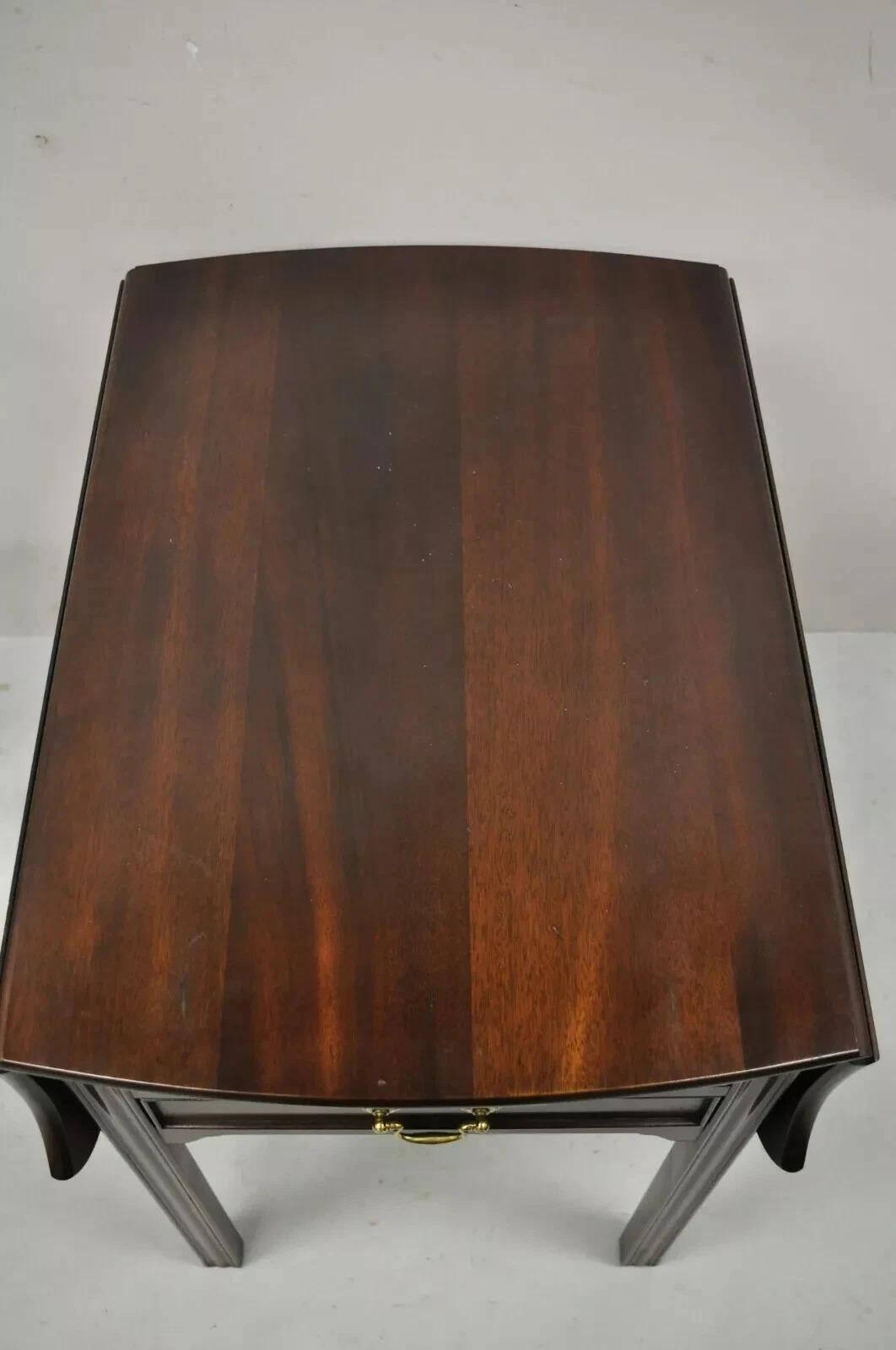 L & J G Stickley Georgian Solid Mahogany Drop Leaf Pembroke Lamp Side Table In Good Condition For Sale In Philadelphia, PA