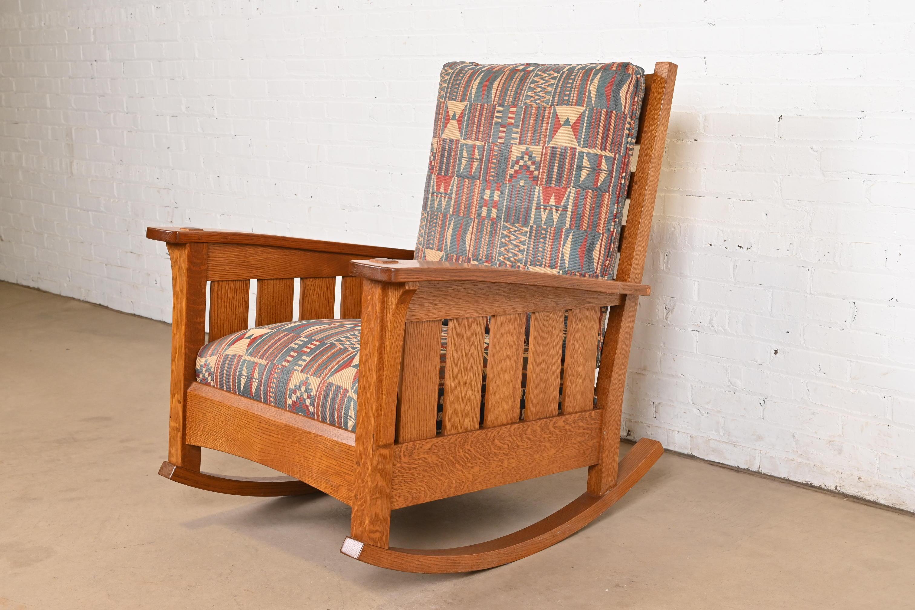 Ein außergewöhnlicher großer Schaukelstuhl im Missions- oder Arts & Crafts-Stil

Von L.G. & J.G. Stickley

USA, circa Ende des 20. Jahrhunderts

Massiver Eichenholzrahmen mit gepolsterten Sitz- und Rückenkissen.

Maße: 32,5 