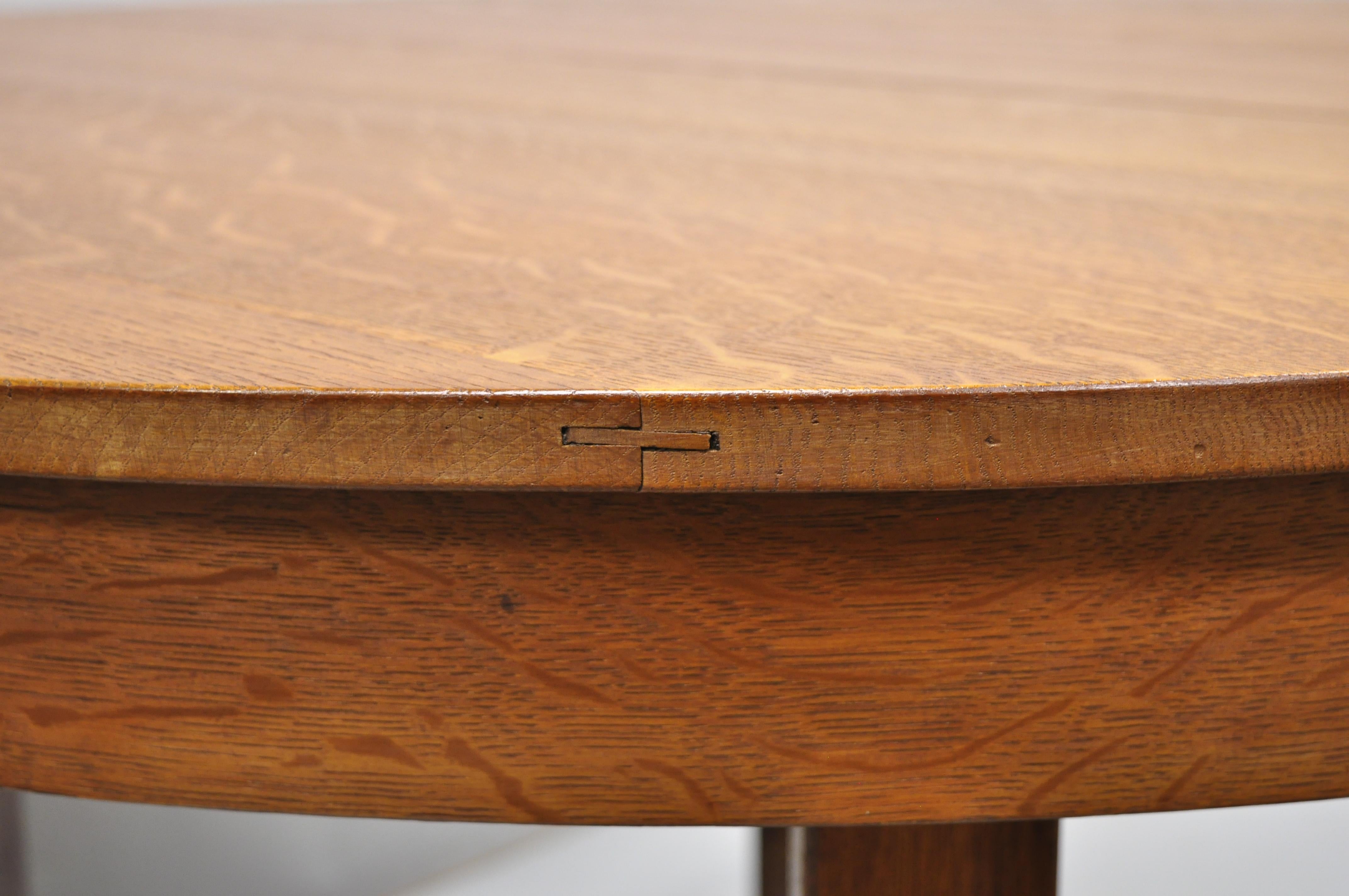 L & J.G. Stickley Round Dining Table Mission Oak Arts & Crafts 2 Leaves In Good Condition In Philadelphia, PA