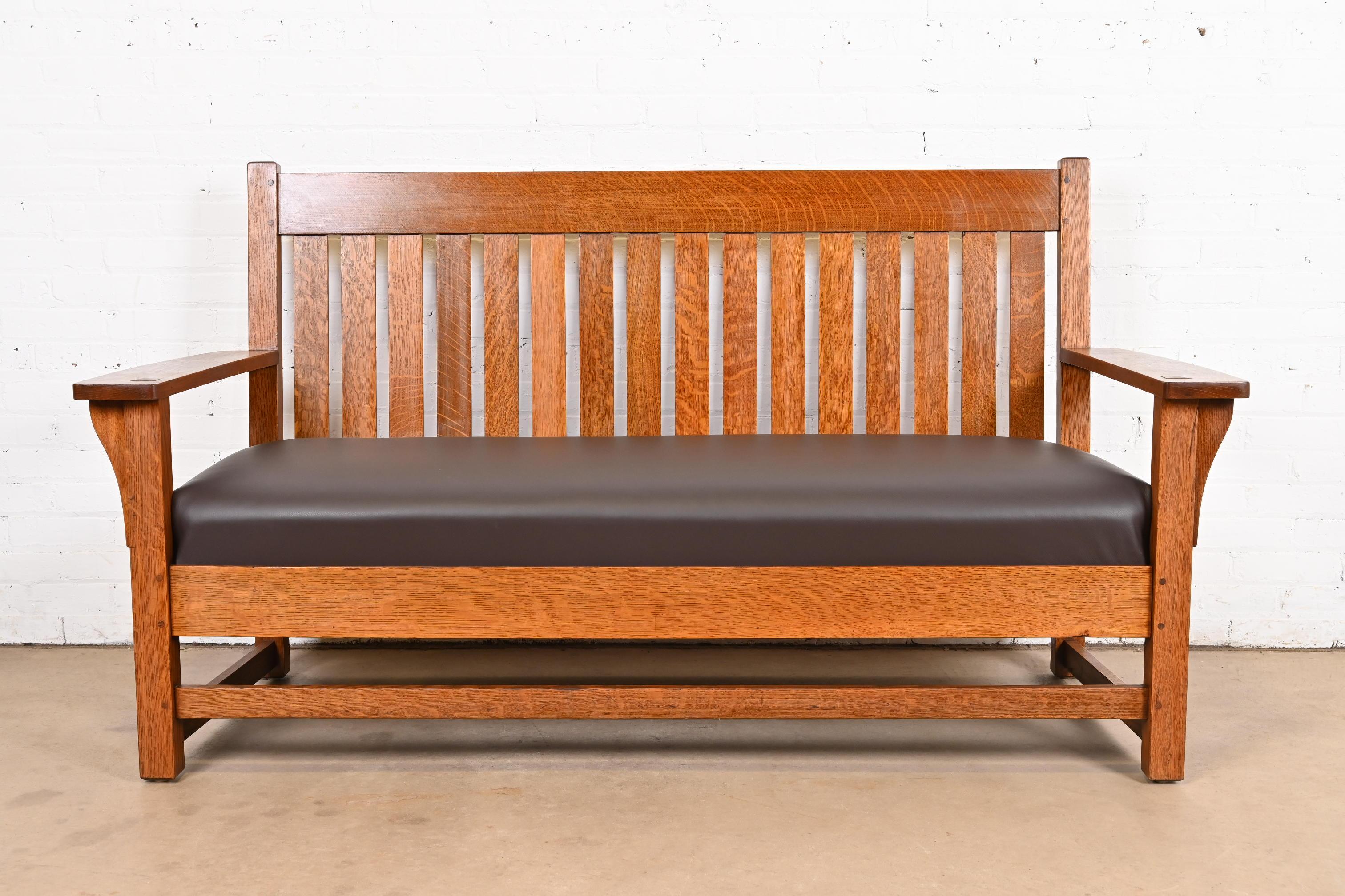 Eine wunderschöne antike Bank, ein Sofa oder ein Liebessitz aus der Zeit der Mission oder des Arts & Crafts

Von L.G. & J.G. Stickley

USA, ca. 1900

Massive, quartiersgesägte Eiche, mit Lederpolsterung.

Maße: 70 