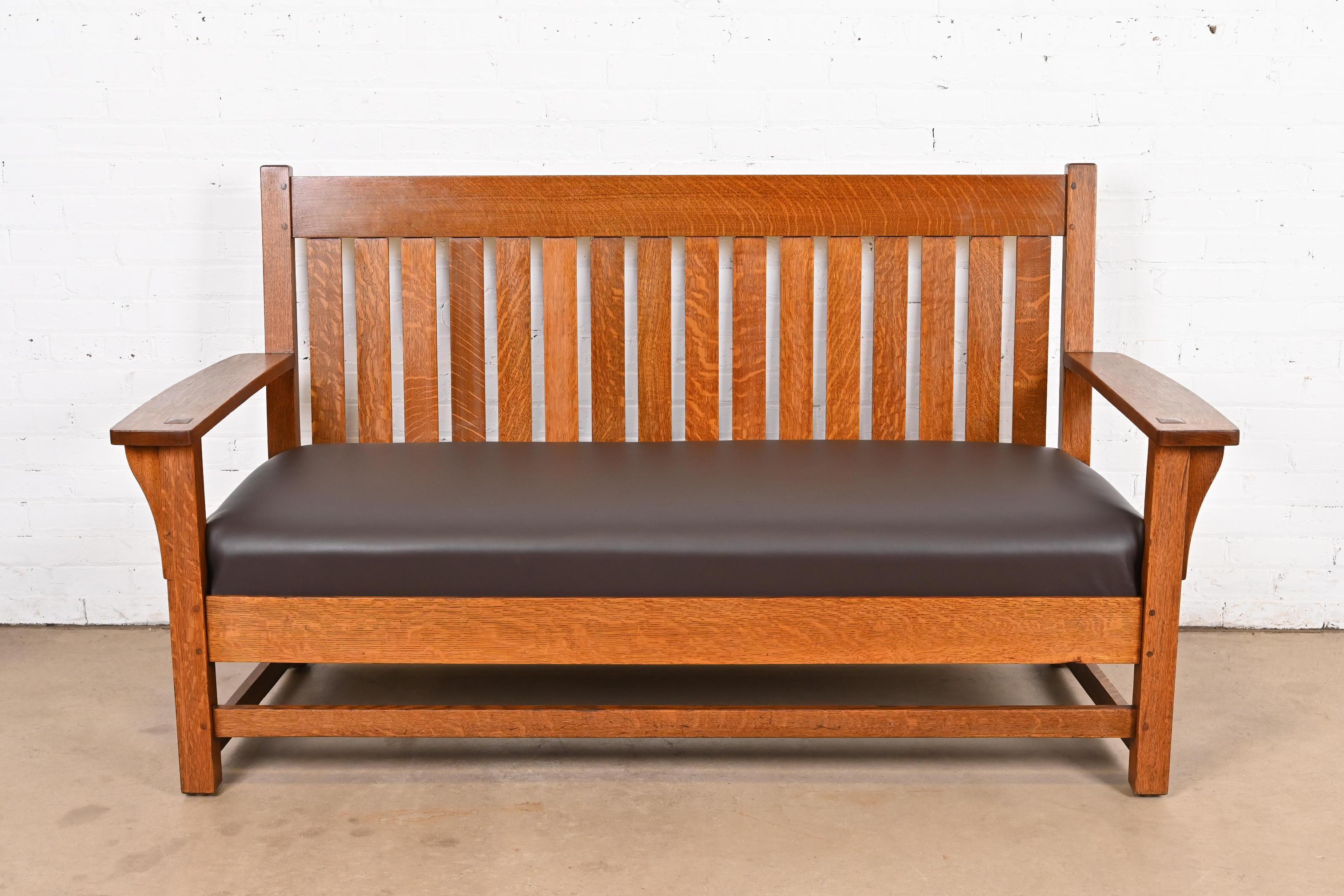 L. & J.G. Stickley Antikes Missions-Sessel aus Eichenholz im Arts and Crafts-Stil, offener Arm, um 1900 (amerikanisch) im Angebot