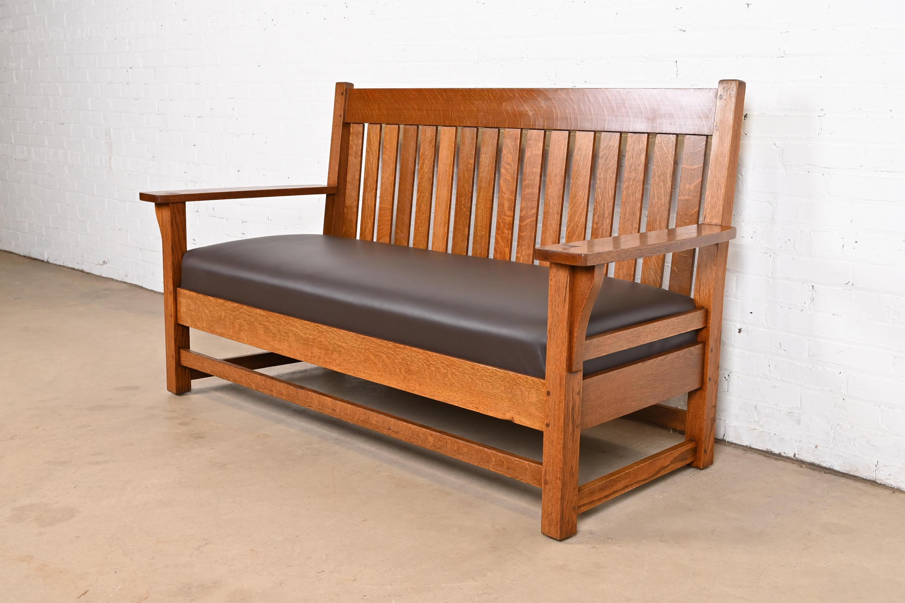 L. & J.G. Stickley Antikes Missions-Sessel aus Eichenholz im Arts and Crafts-Stil, offener Arm, um 1900 im Zustand „Gut“ im Angebot in South Bend, IN