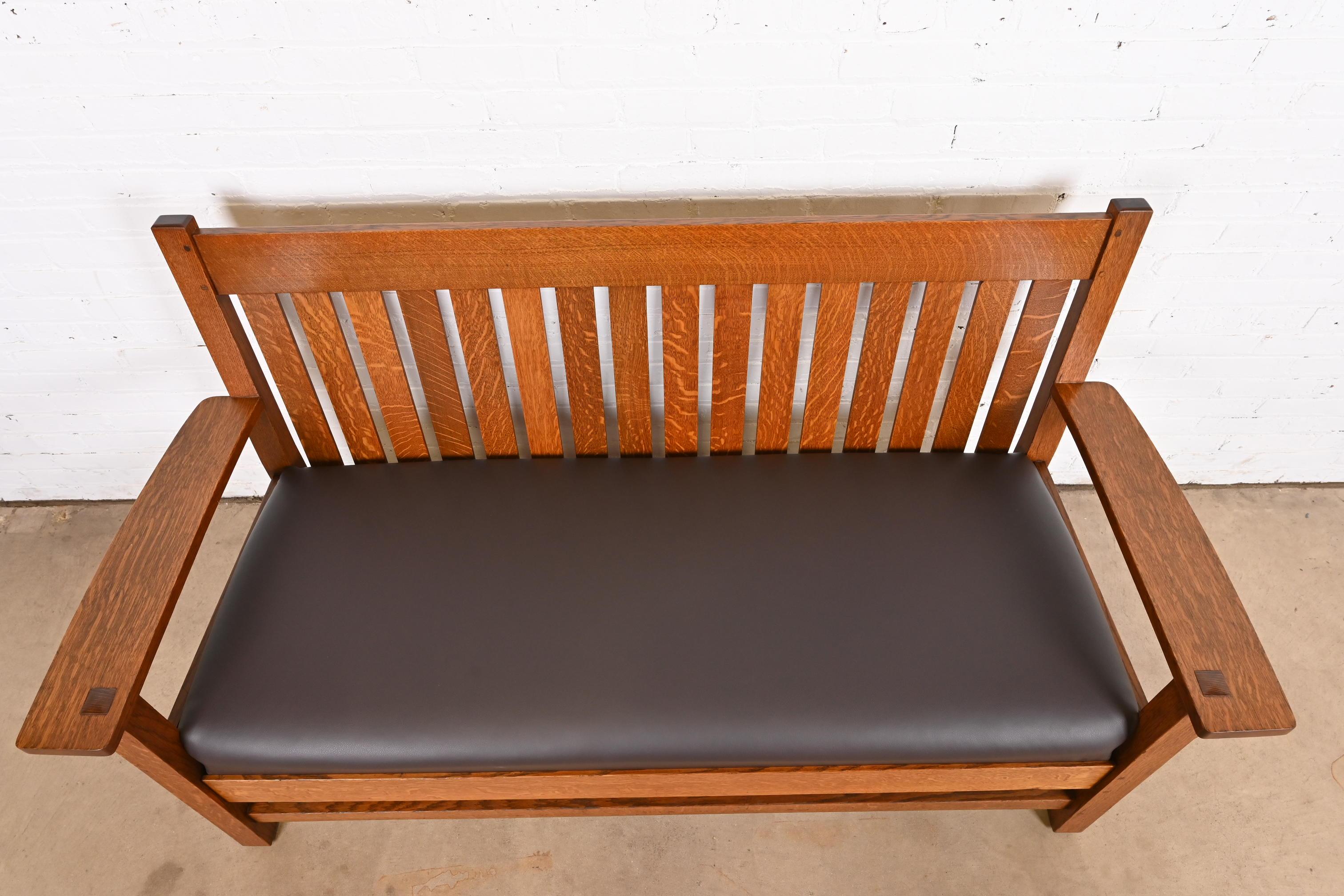 L. & J.G. Stickley Antikes Missions-Sessel aus Eichenholz im Arts and Crafts-Stil, offener Arm, um 1900 (Leder) im Angebot